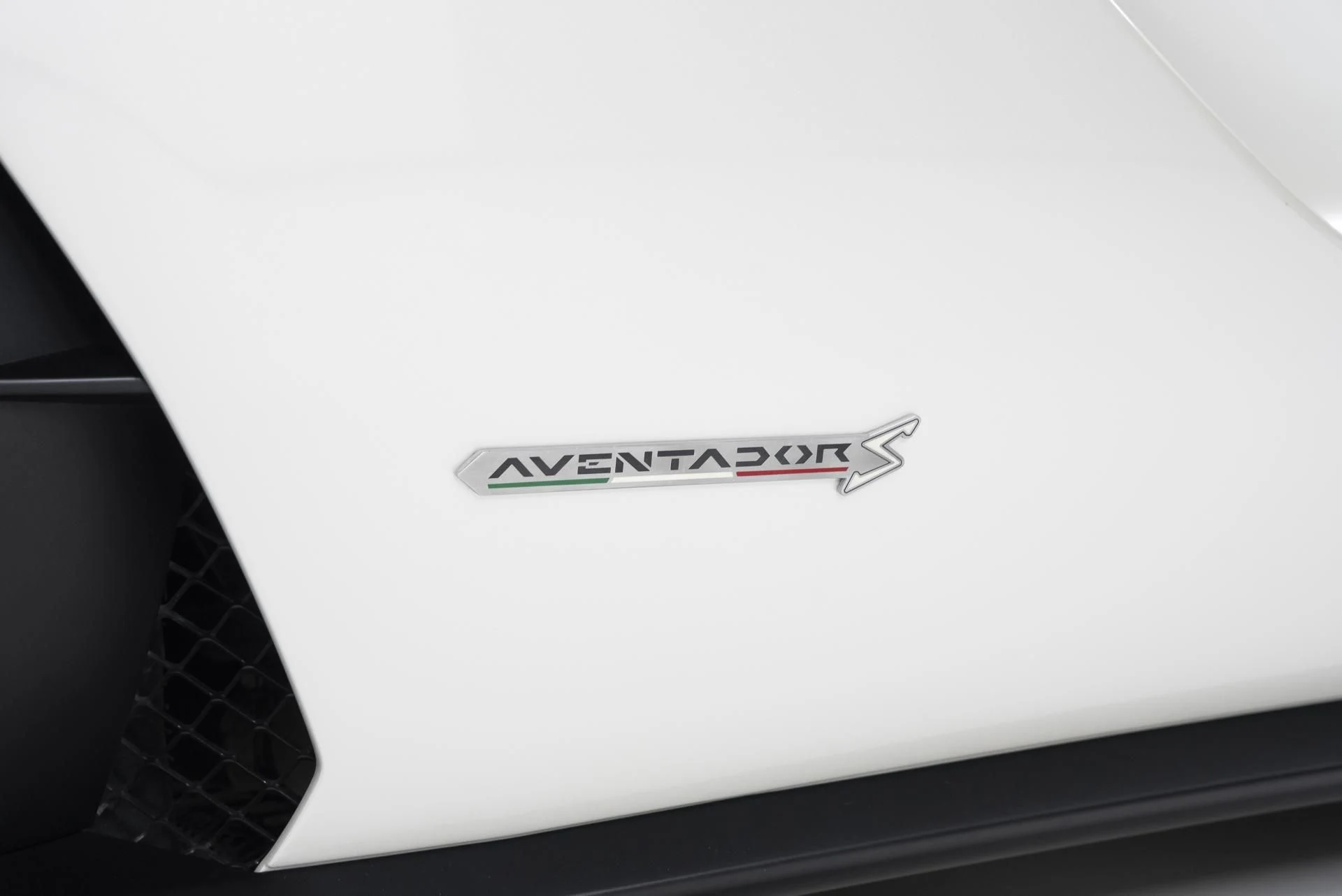mph048_84917436_Used_2018_Lamborghini_Aventador_LP_740_4_S_1752175808_8566fdd172