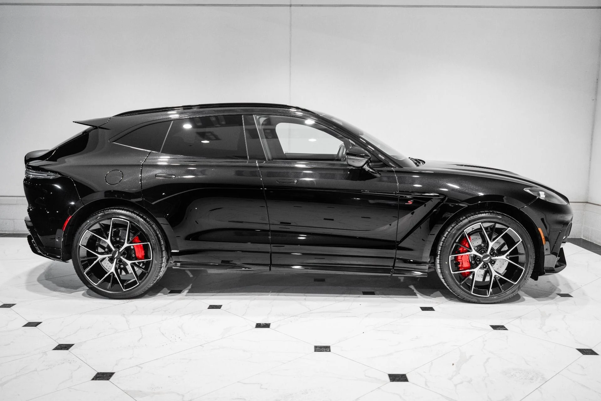 mph048_858608358_New_2026_Aston_Martin_DBX_S_1765985660_97f372f747