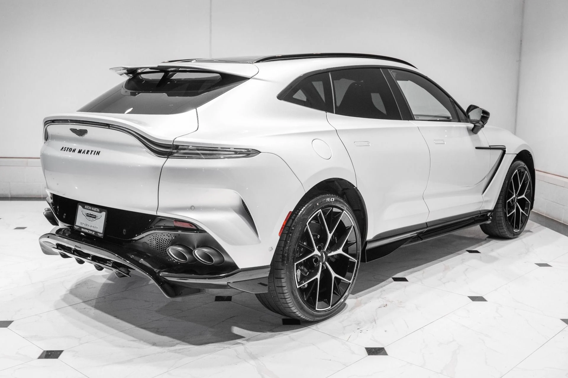 mph048_878755076_New_2026_Aston_Martin_DBX_707_1780937763_ec13bac505
