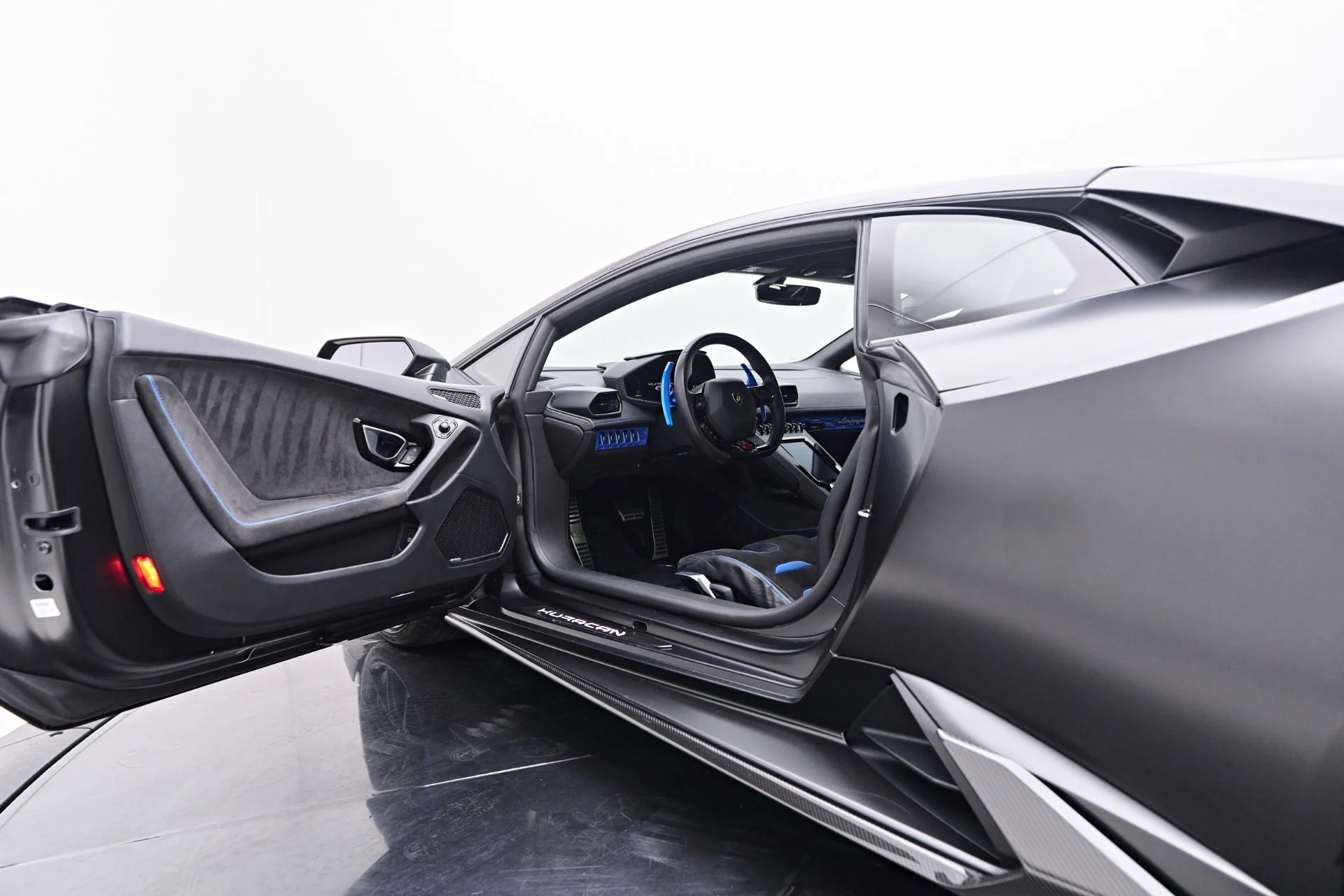 mph048_94968375_Used_2021_Lamborghini_Huracan_EVO_Base_1758314685_3425932592