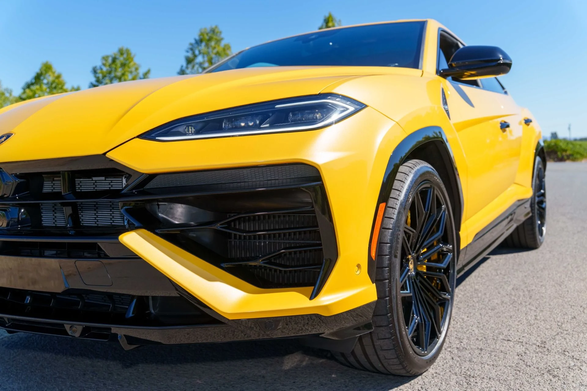 mph049_1032321957_Used_2025_Lamborghini_Urus_SE_1759793260_70a7d80a44
