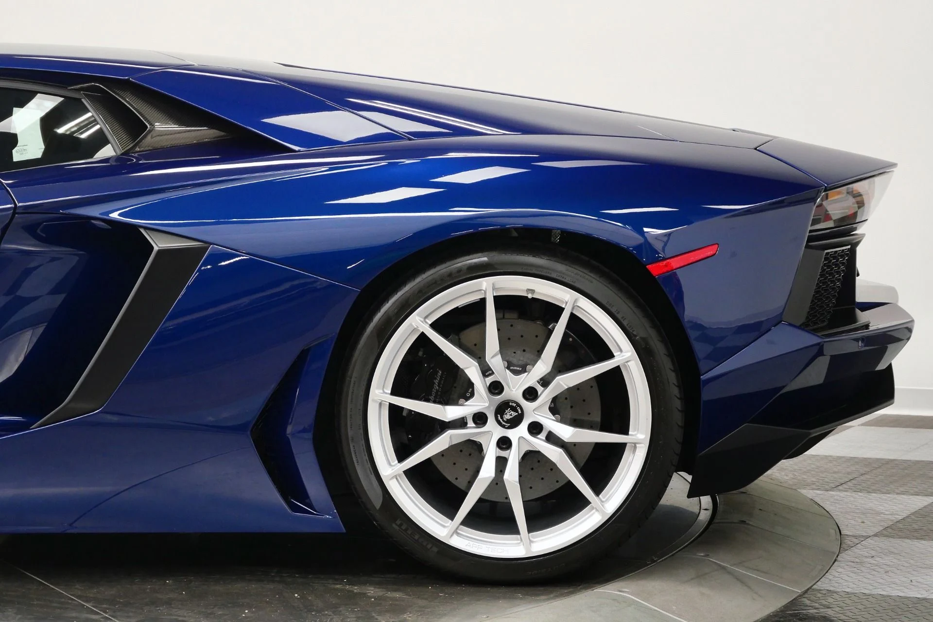 mph049_119789600_Used_2014_Lamborghini_Aventador_LP_700_4_Beautiful_Color_Combination_Transparent_Engine_Bonnet_1774983686_ad19589379