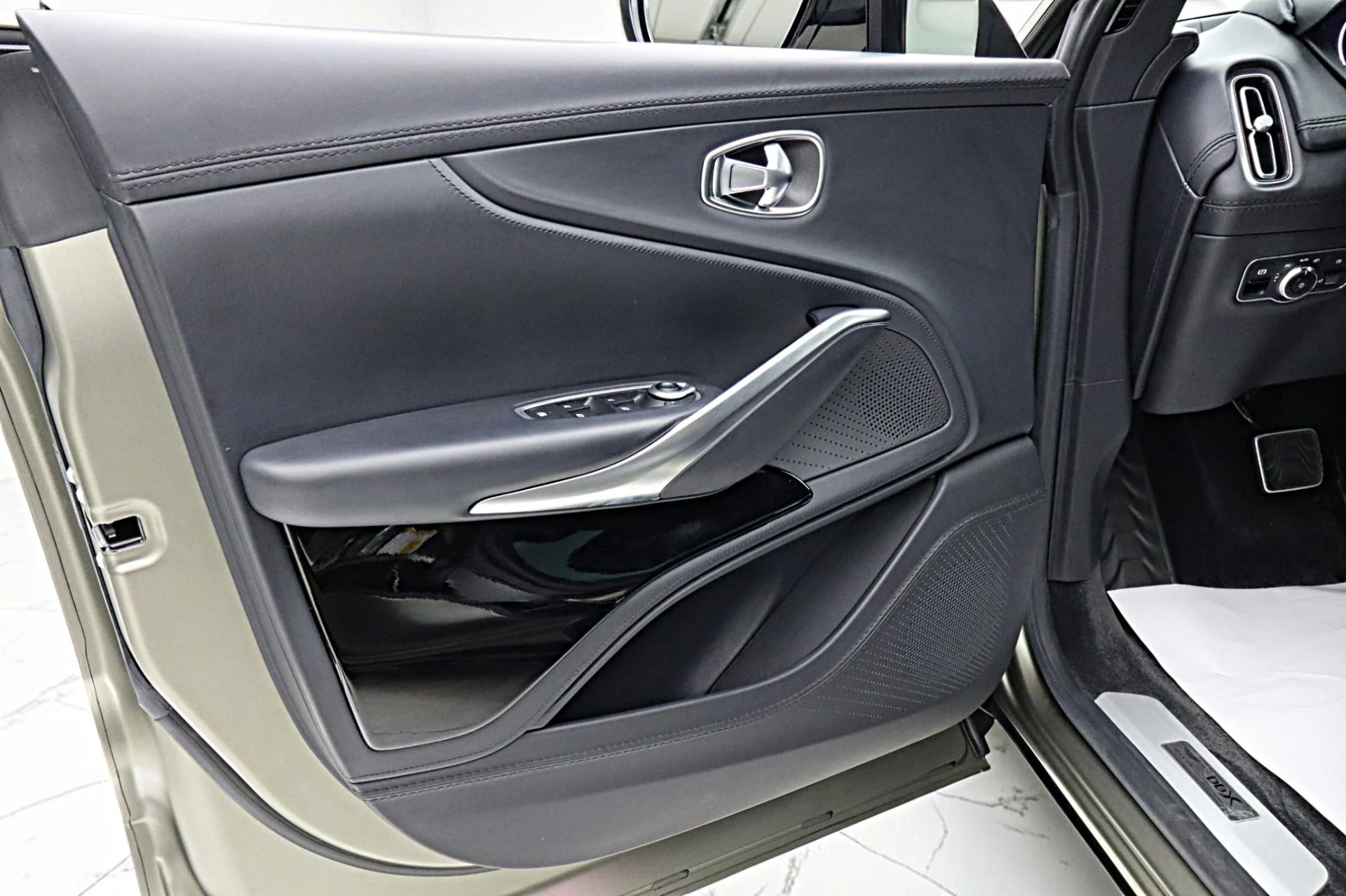 mph049_121798352_Used_2023_Aston_Martin_DBX_707_77124f844c