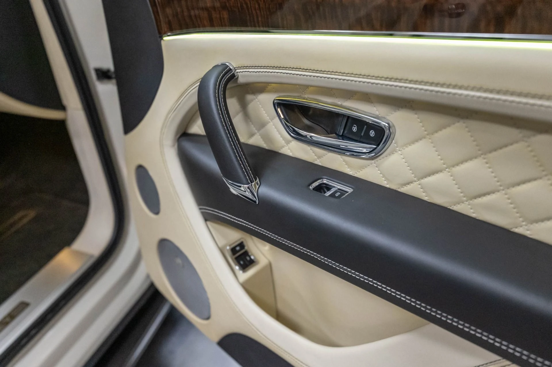 mph049_1227219782_Used_2017_Bentley_Bentayga_W12_1787159716_5f9bdf8eea