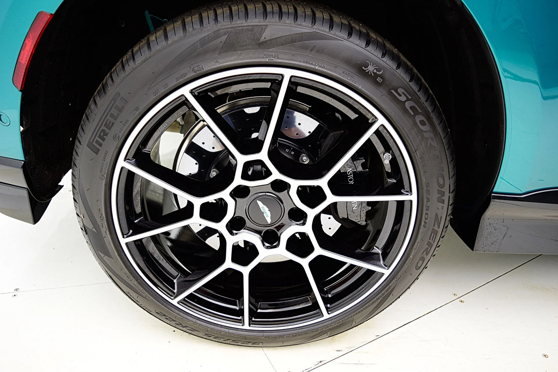 mph049_1252504182_New_2025_Aston_Martin_DBX_707_189b930601