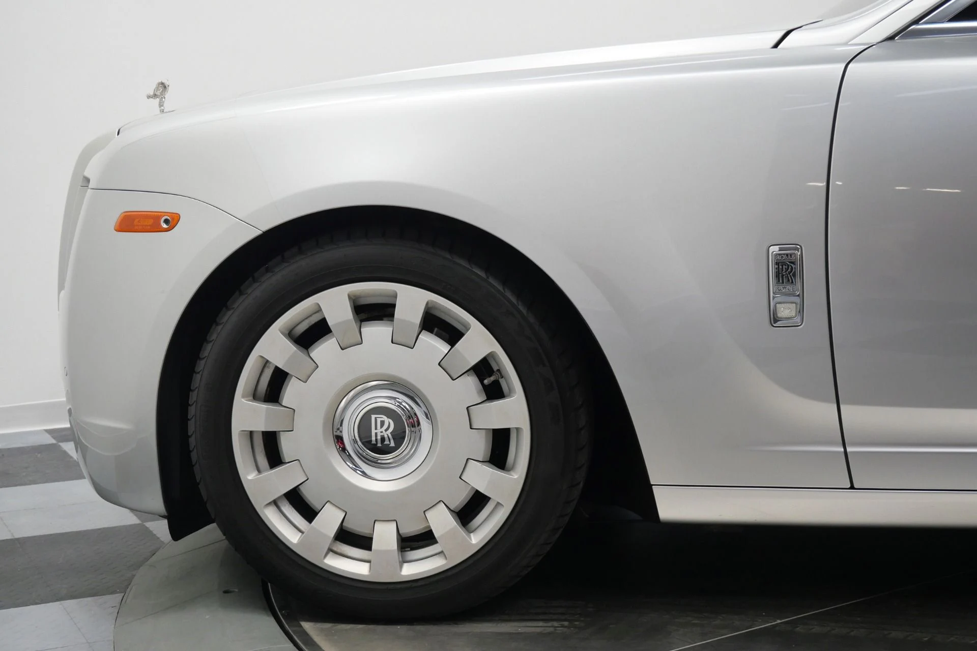 mph049_1274196935_Used_2013_Rolls_Royce_Ghost_Rear_Seat_Entertainment_Picnic_Tables_V12_Power_1766770439_38ad0d6505