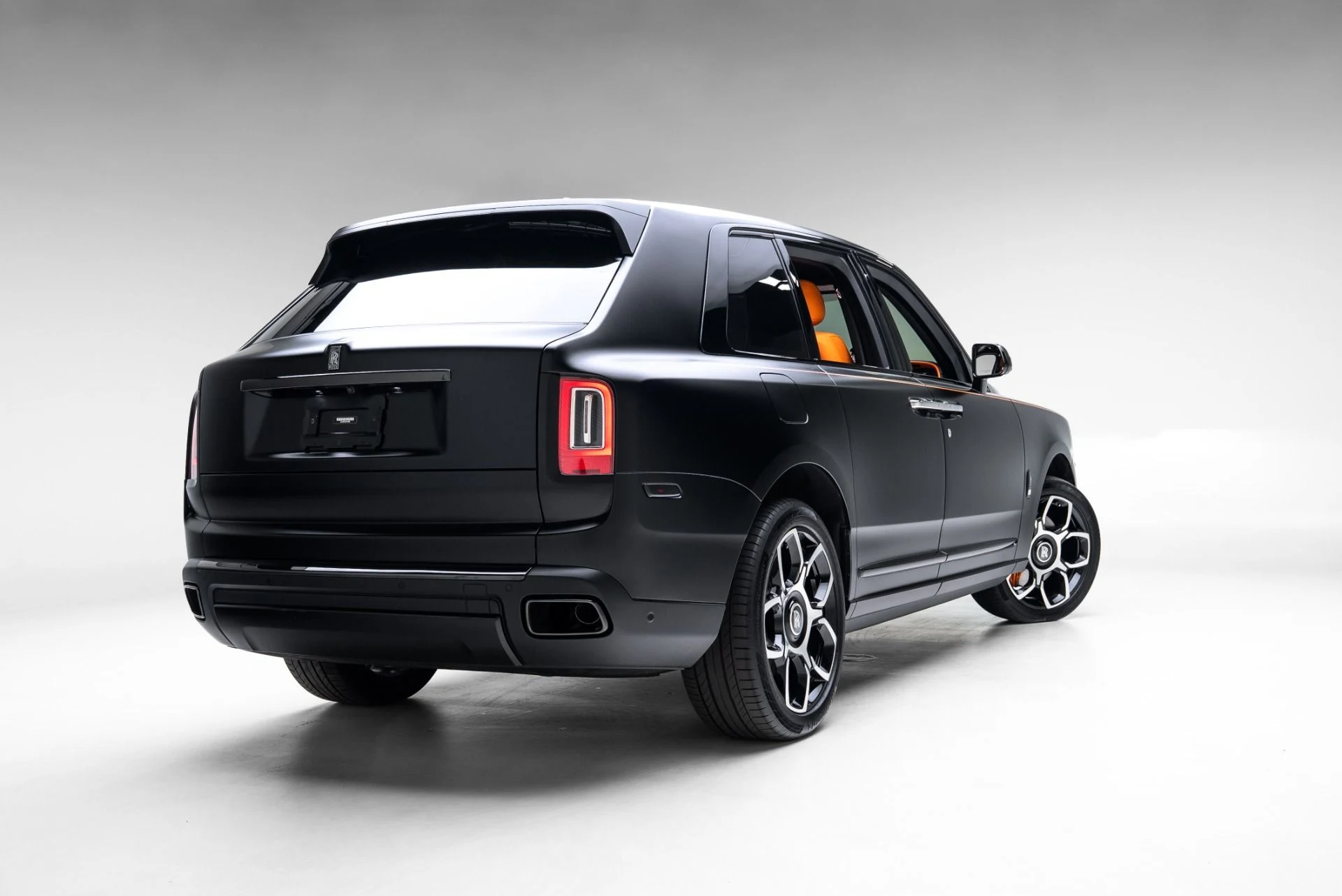 mph049_1326474479_Used_2023_Rolls_Royce_Black_Badge_Cullinan_1775515508_2487993c81