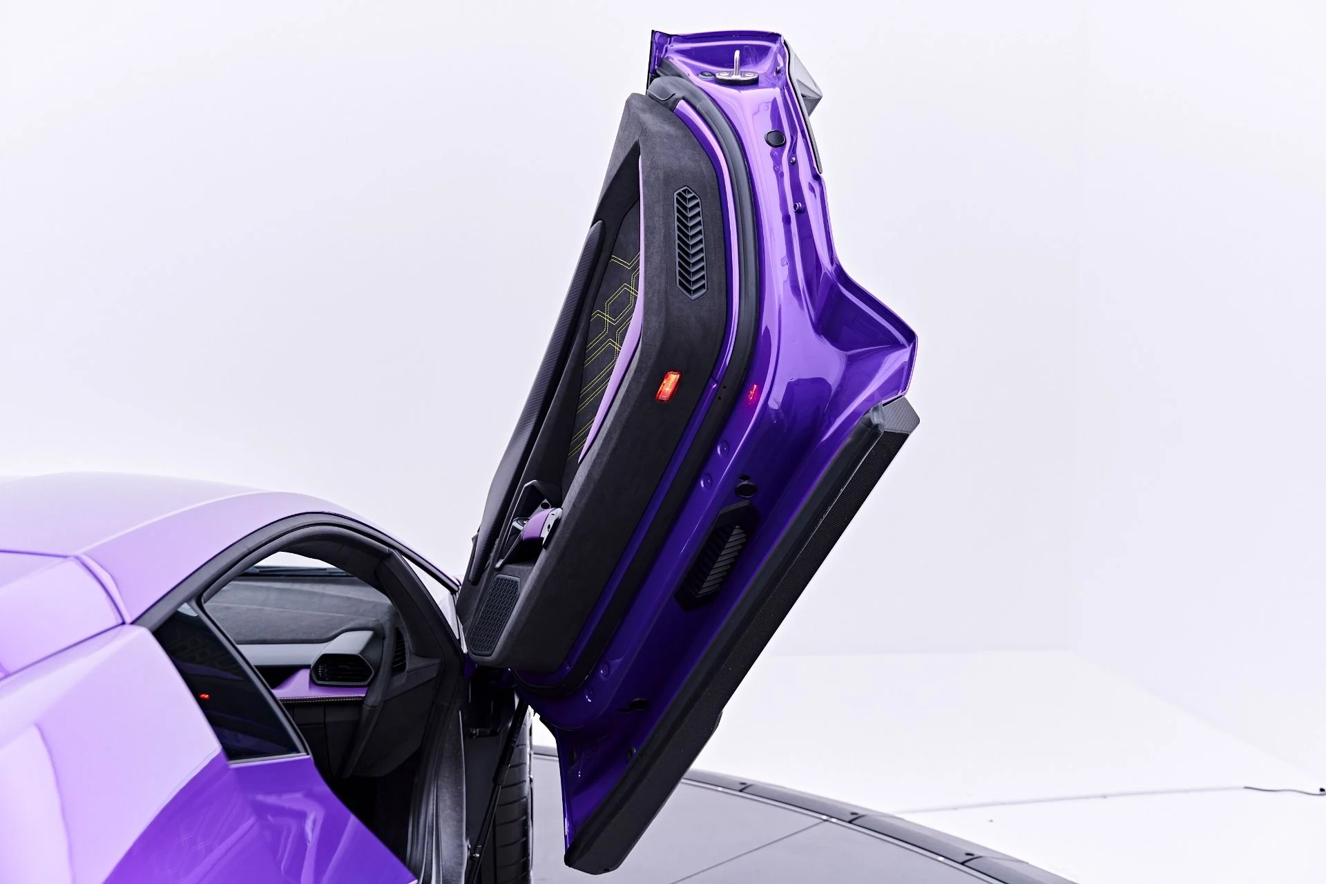 mph049_1378136706_Used_2025_Lamborghini_Revuelto_Base_1784242665_4803639231