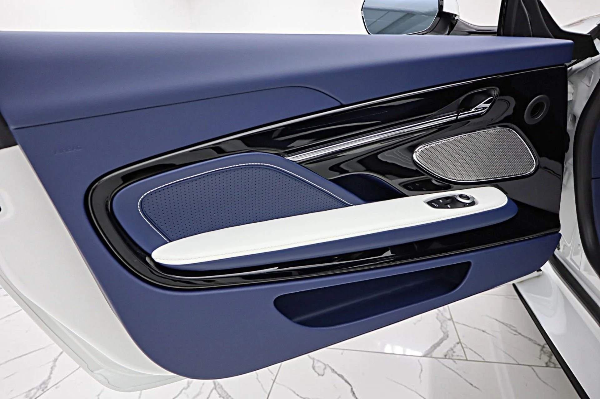 mph049_1386758227_New_2026_Aston_Martin_DB_12_S_Volante_1a609d17f3