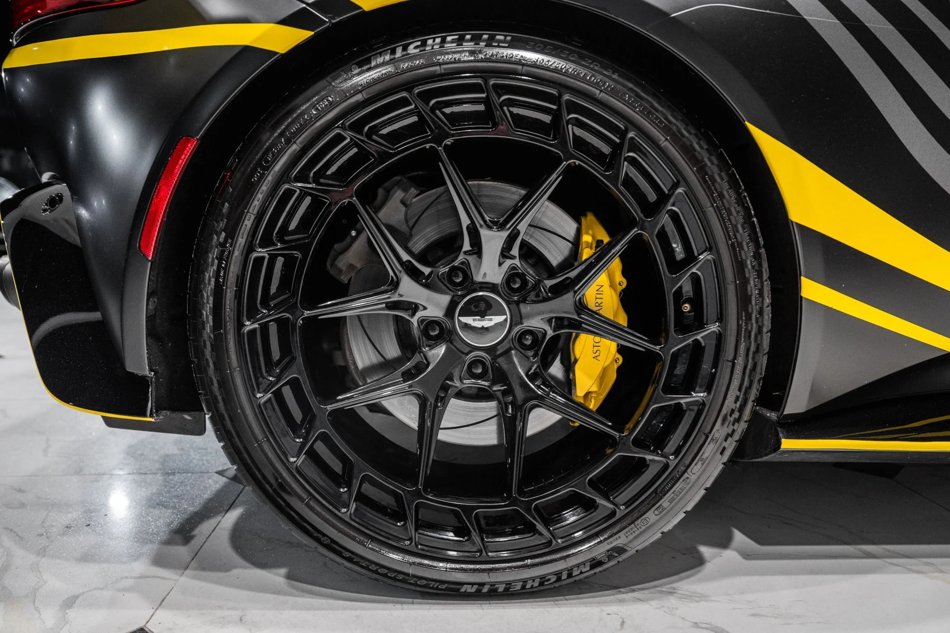 mph049_1436164067_Used_2019_Aston_Martin_Vantage_1765989078_86d70165bd