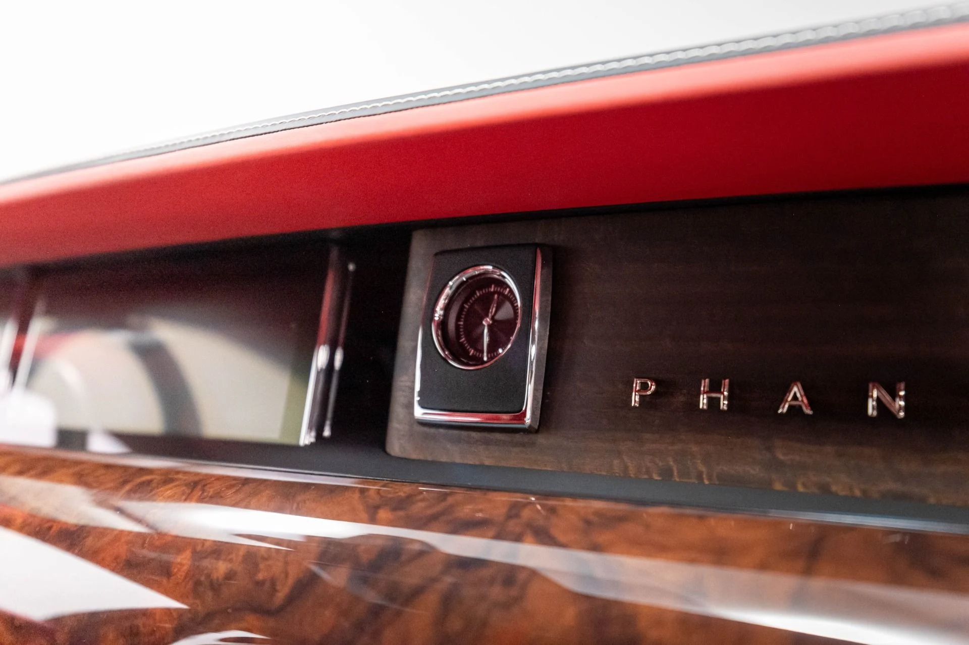 mph049_1507340888_Used_2019_Rolls_Royce_Phantom_1787168421_3154c98299
