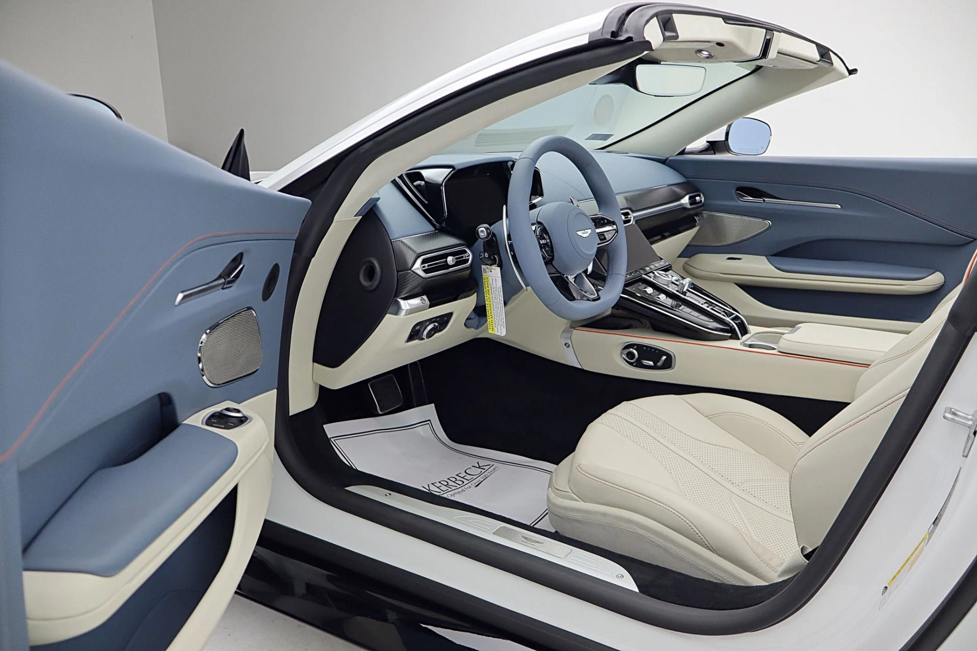 mph049_1532335167_New_2026_Aston_Martin_Vantage_Roadster_d411c2ca25