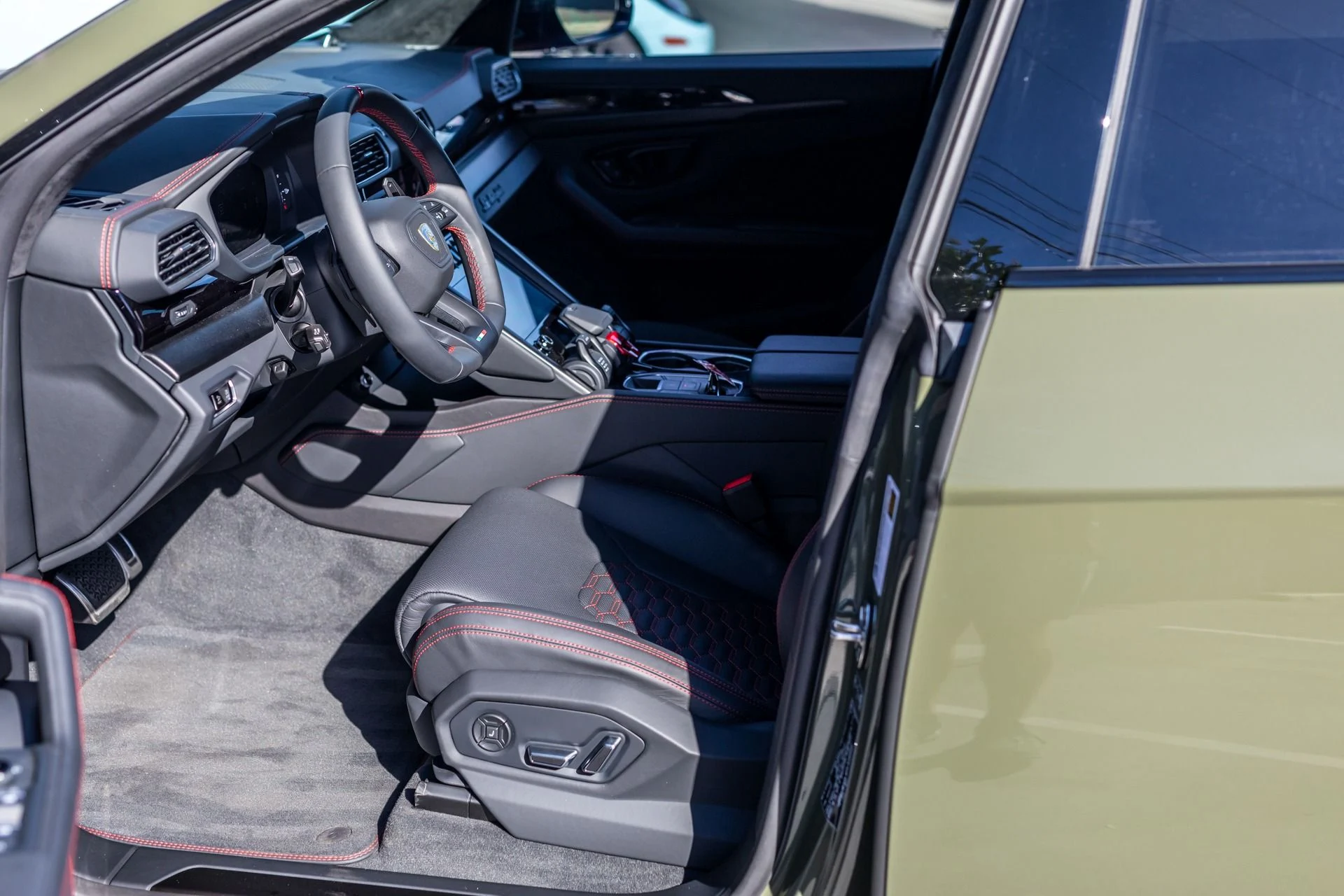 mph049_1554428014_Used_2023_Lamborghini_Urus_S_1764103574_42ef1e3db9