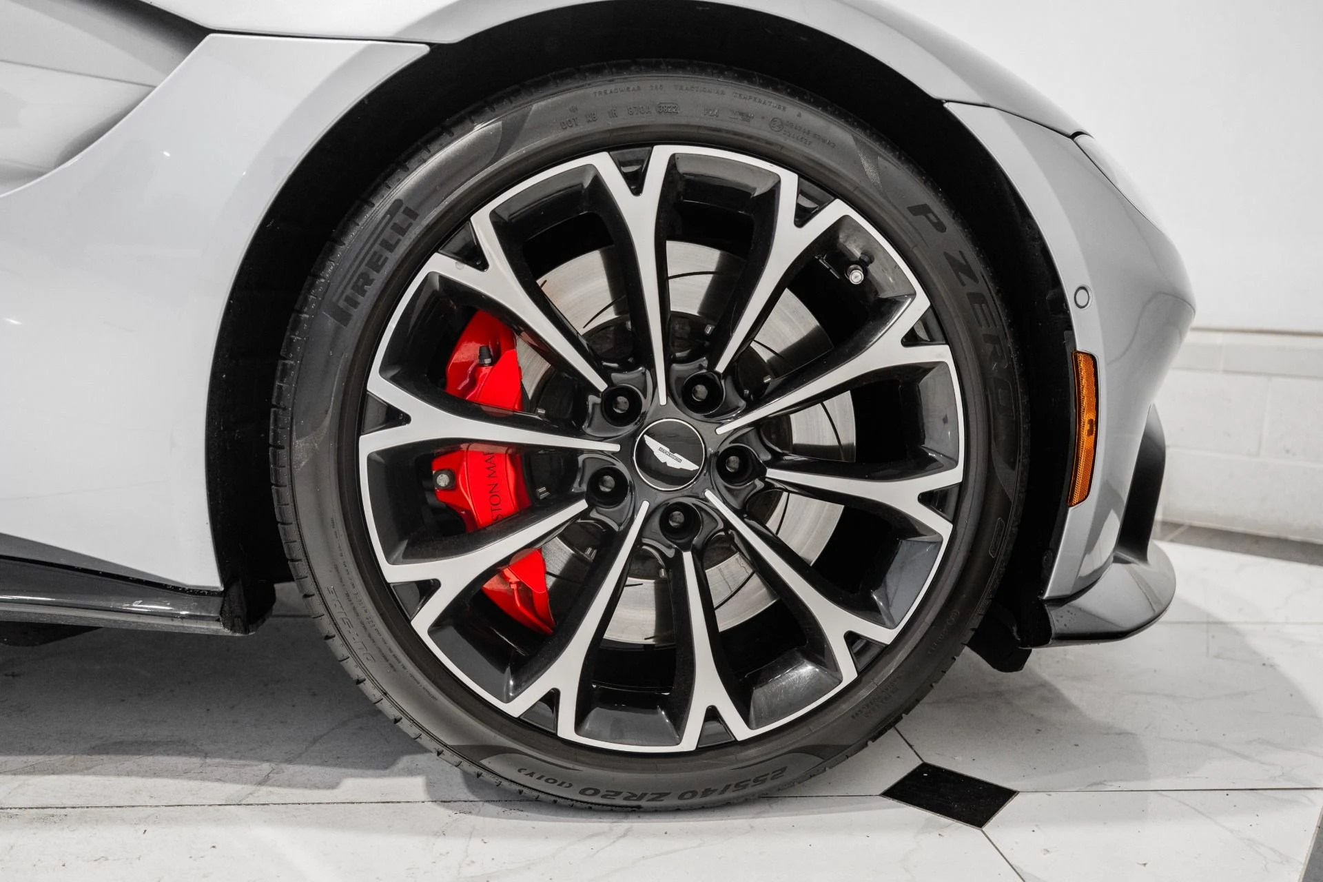 mph049_1602405586_Used_2019_Aston_Martin_Vantage_1779799907_ff63d44895