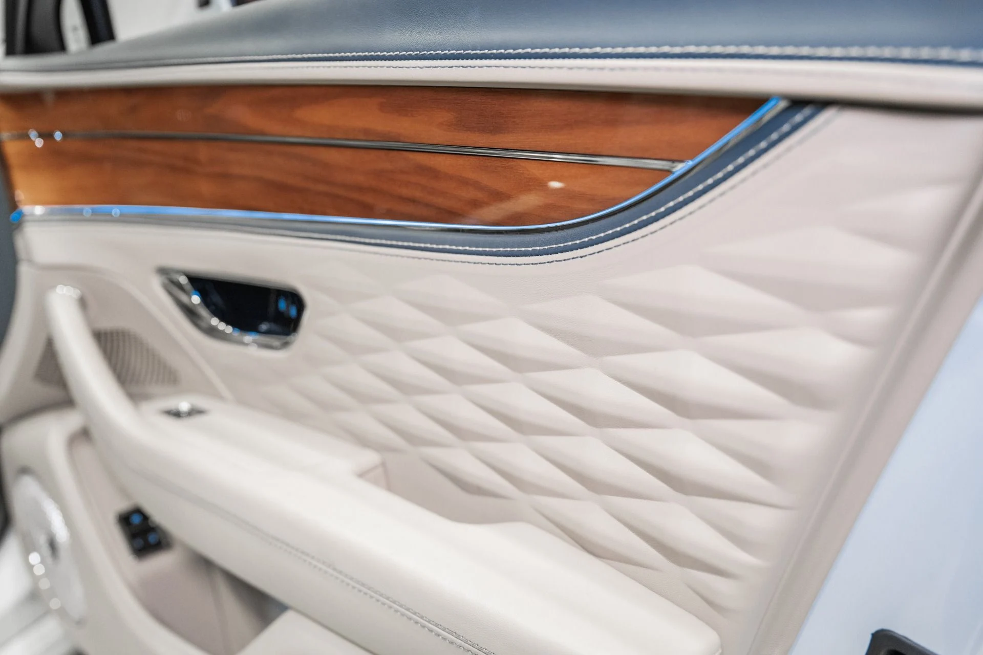 mph049_1763077296_Used_2023_Bentley_Flying_Spur_1772469545_3195760782