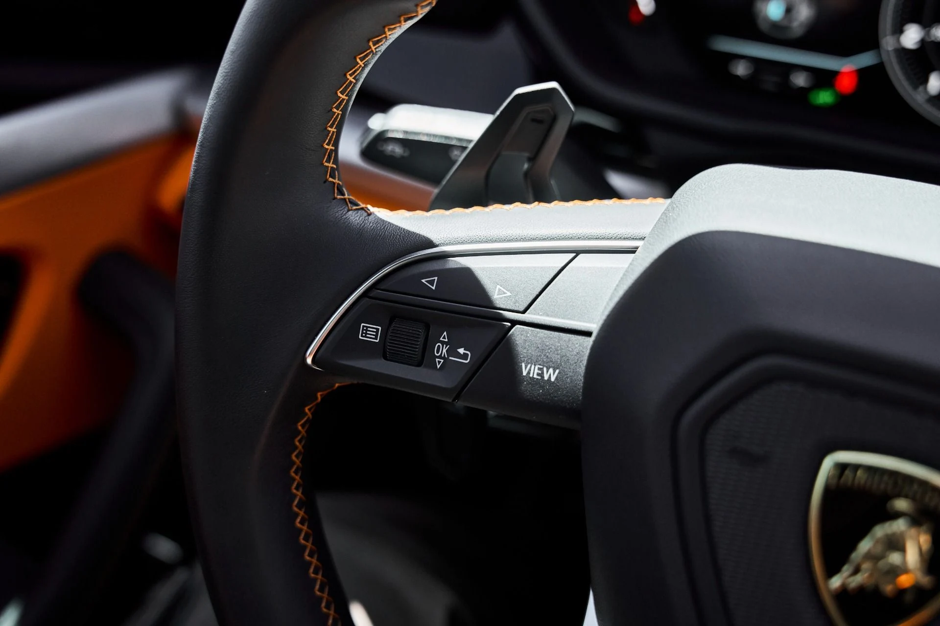 mph049_1804099937_Used_2025_Lamborghini_Urus_SE_1779992046_21631c3ea2