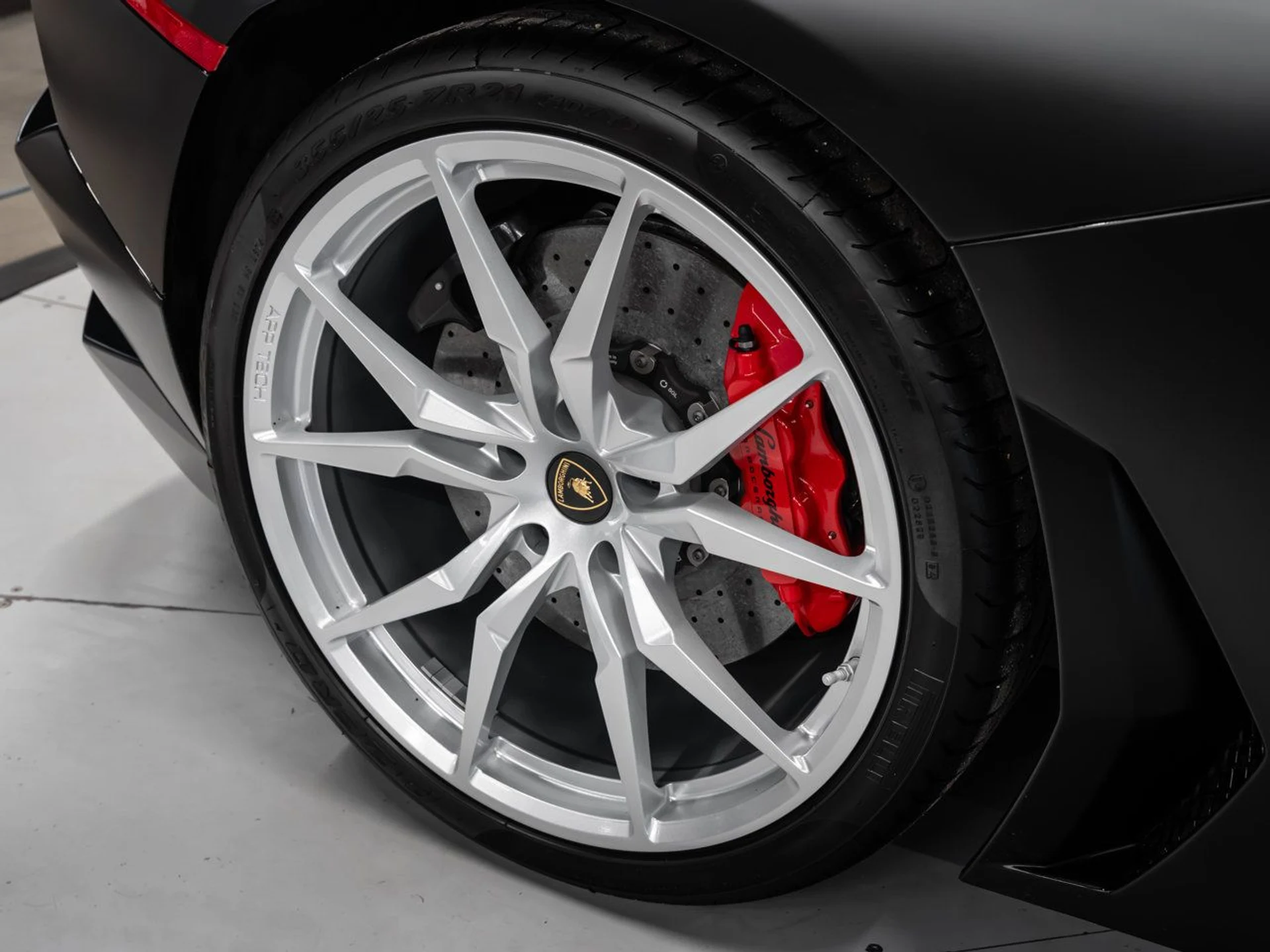 mph049_1839452084_lamborghini_aventador_2017_936878650c