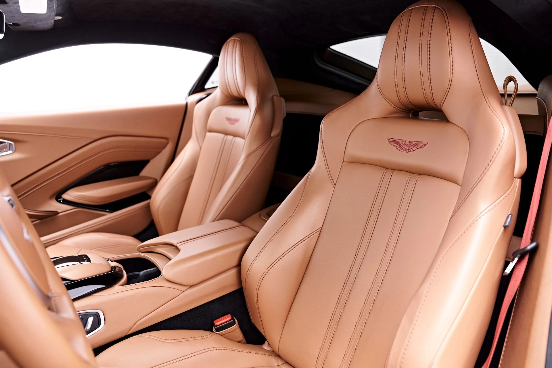 mph049_1878243997_Used_2020_Aston_Martin_Vantage_Base_1777504328_e2a4396034