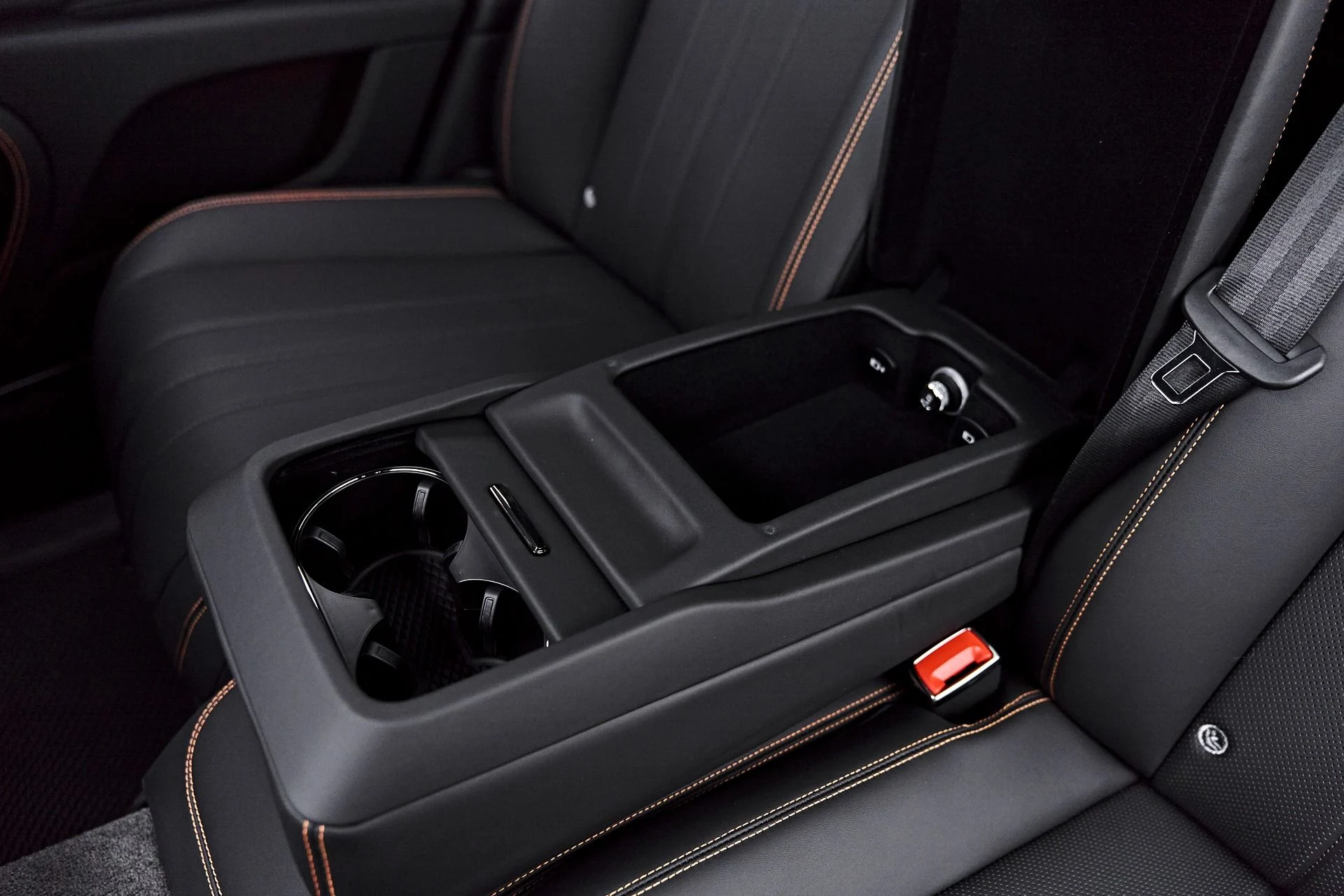 mph049_1880380264_Used_2025_Bentley_Flying_Spur_Black_Edition_1790368099_0592e4a38a