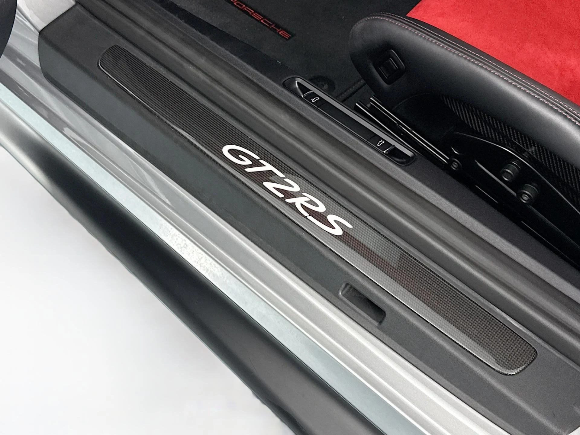 mph049_1883382930_Used_2018_Porsche_911_GT_2_RS_1784762997_fbabee8dd8