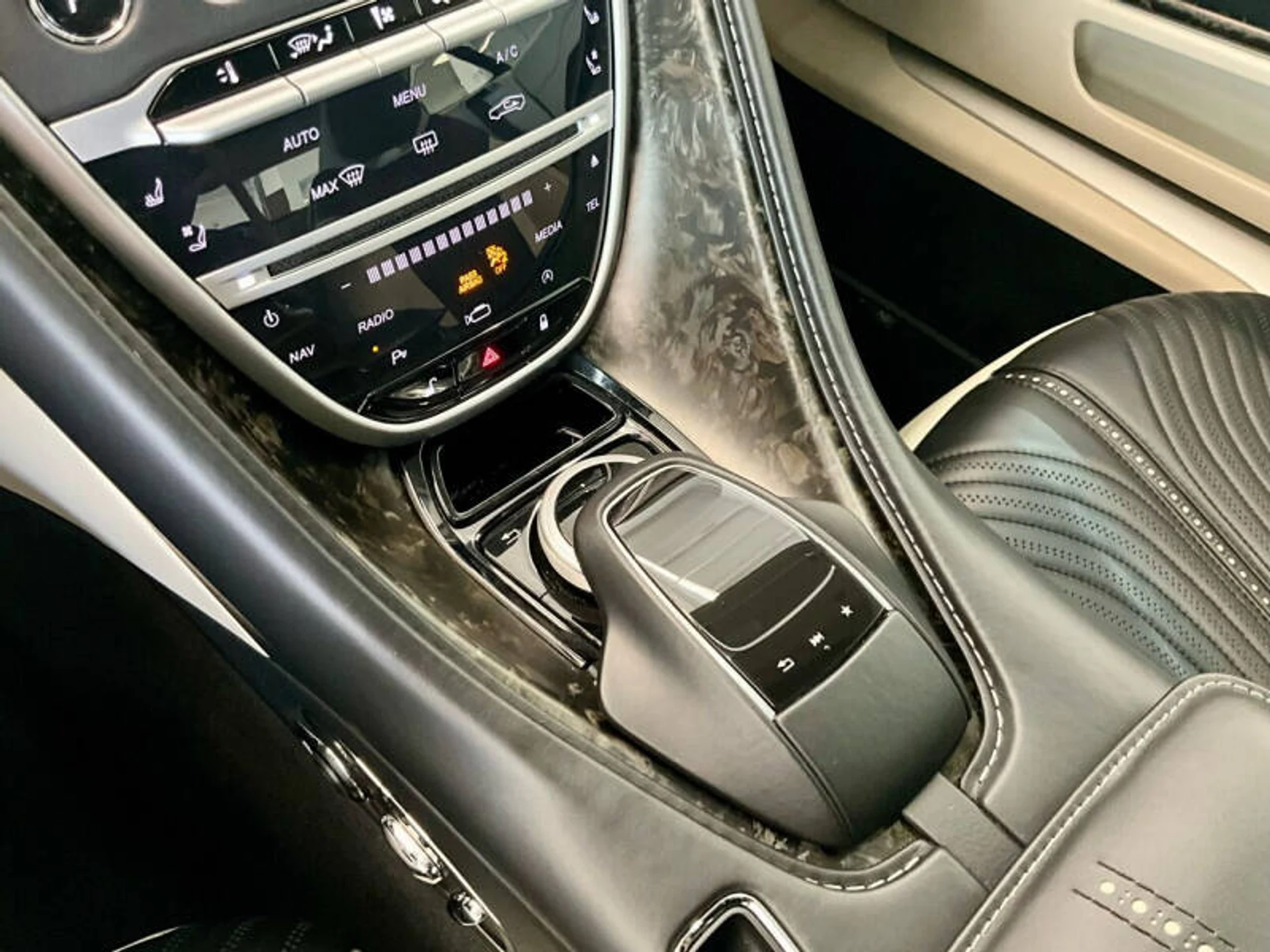 mph049_1895384140_2018_aston_martin_db11_v12_2dr_coupe_1e438b5c69