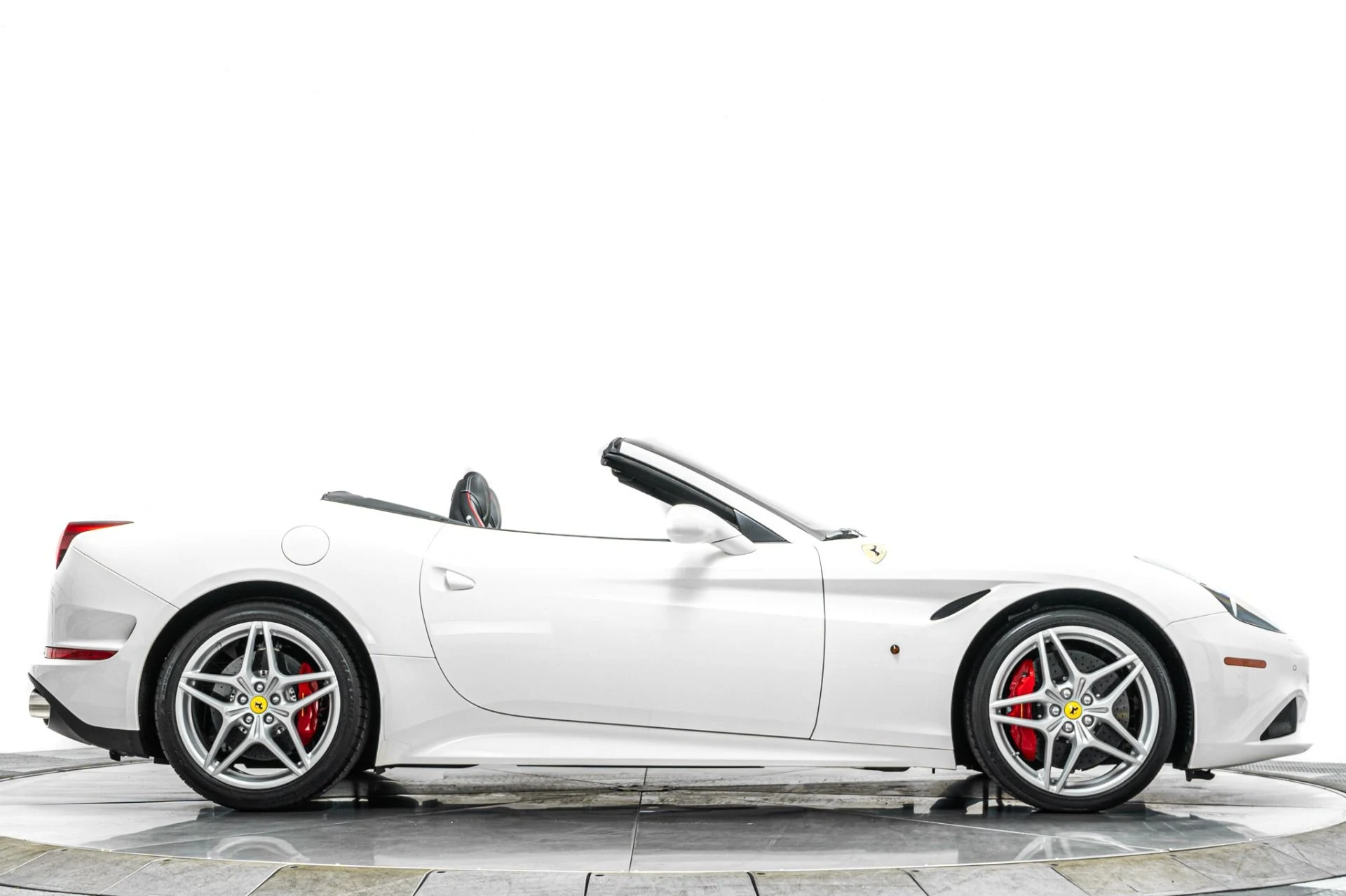 mph049_1953643584_Used_2016_Ferrari_California_T_257_K_MSRP_Ventilated_Seats_Carbon_Fiber_Driving_Zone_1790094098_256a7cc74d