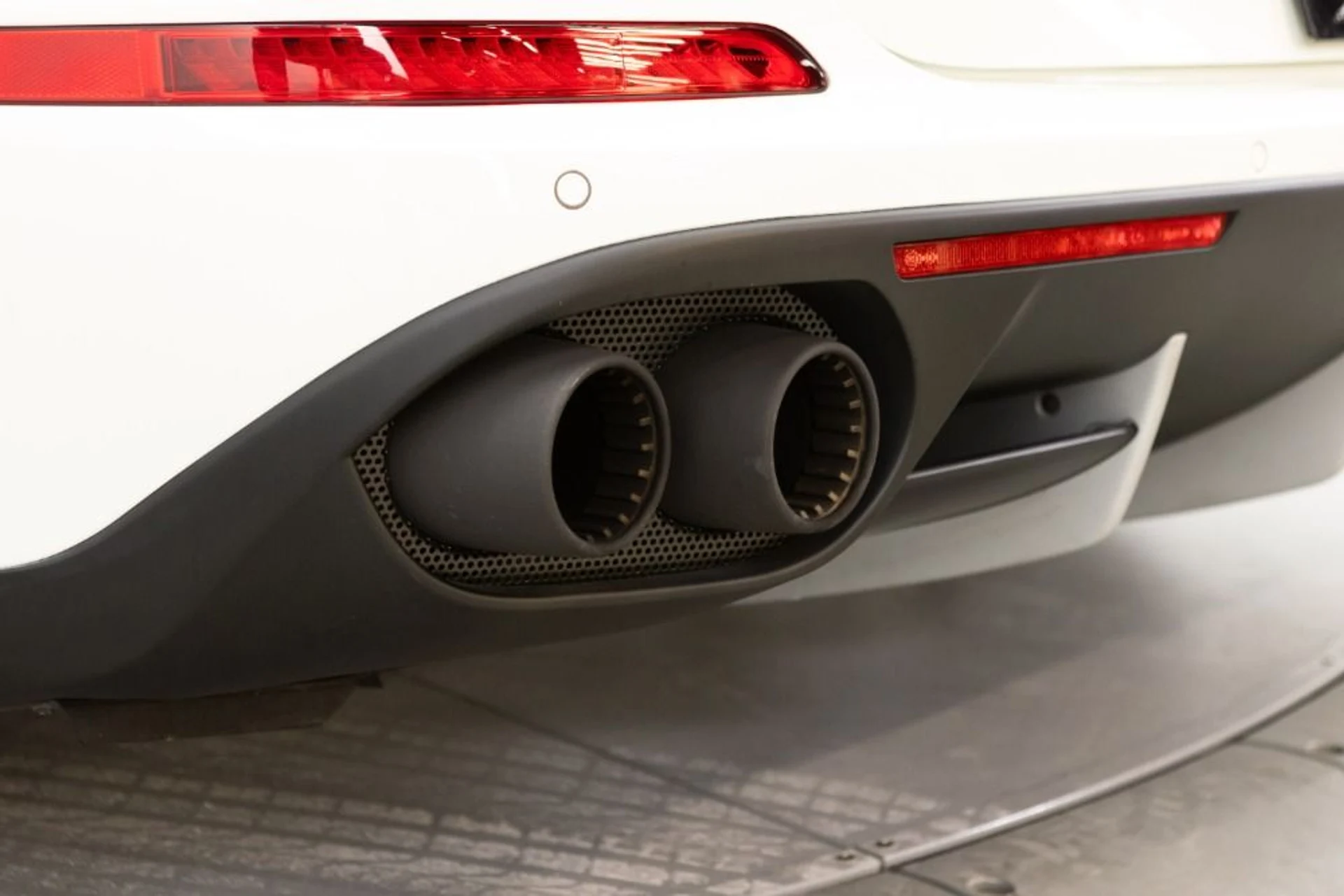 mph049_2050441214_Used_2016_Ferrari_California_T_5e8a749cad