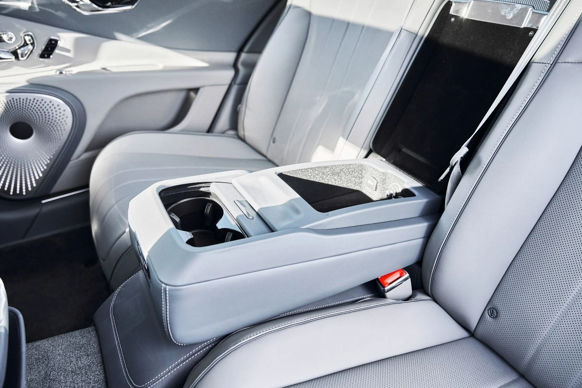 mph049_2103970238_Used_2026_Bentley_Flying_Spur_V8_1775613325_65d3bee100