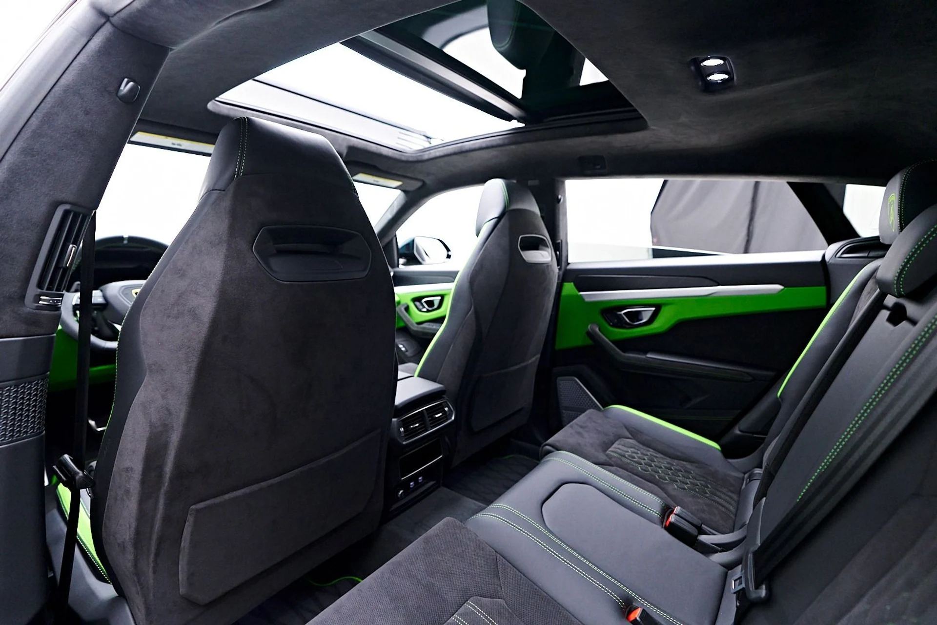 mph049_2107568010_Used_2024_Lamborghini_Urus_S_1745956869_d45f122052