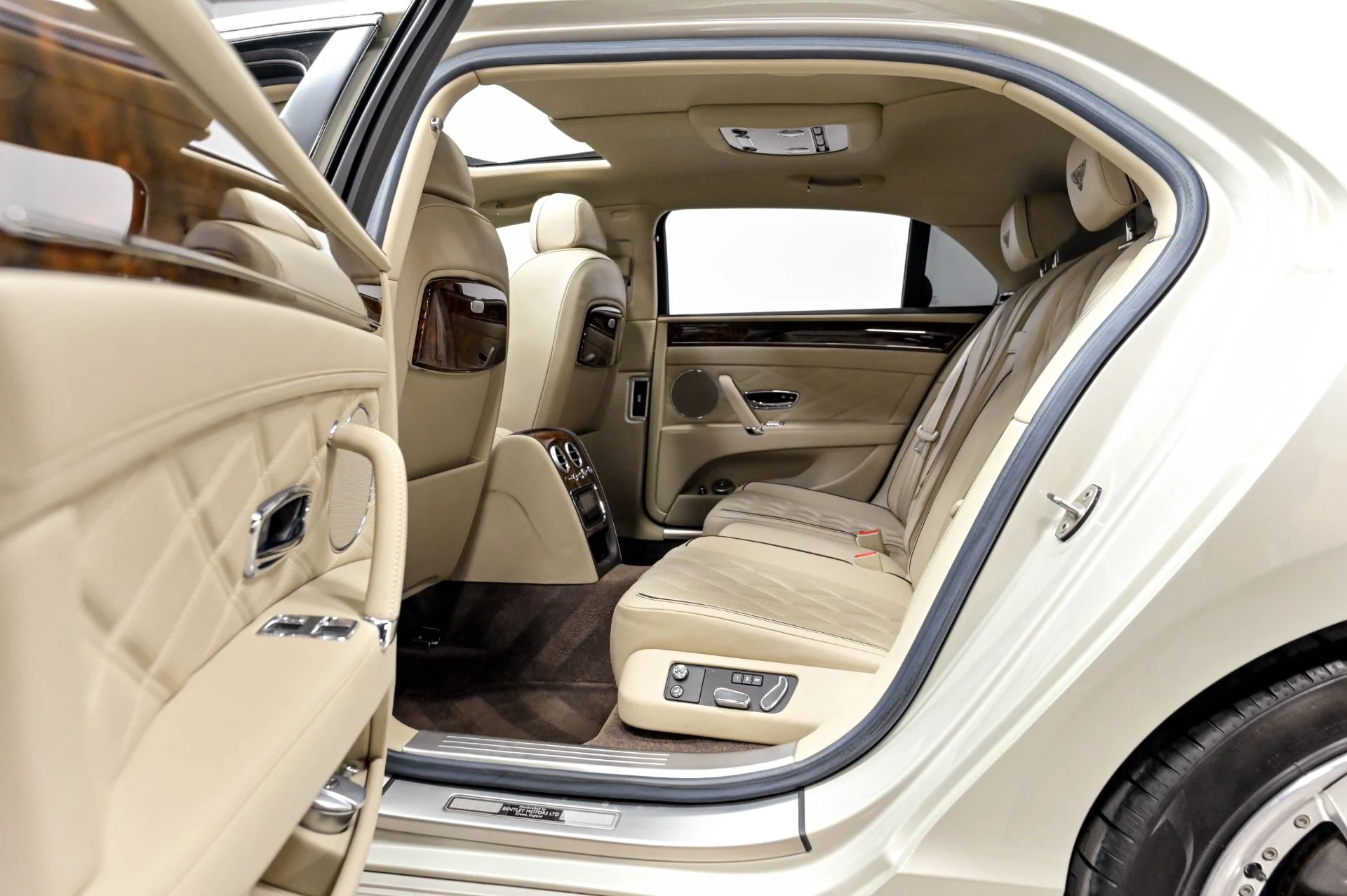 mph049_2108465197_Used_2015_Bentley_Flying_Spur_W12_1784214578_93ab223567