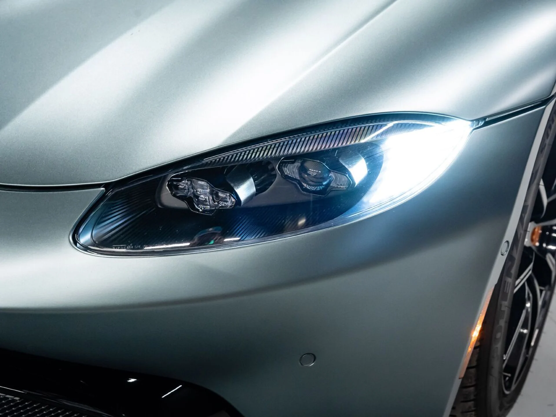 mph049_2124375899_aston_martin_vantage_2020_d31162a561