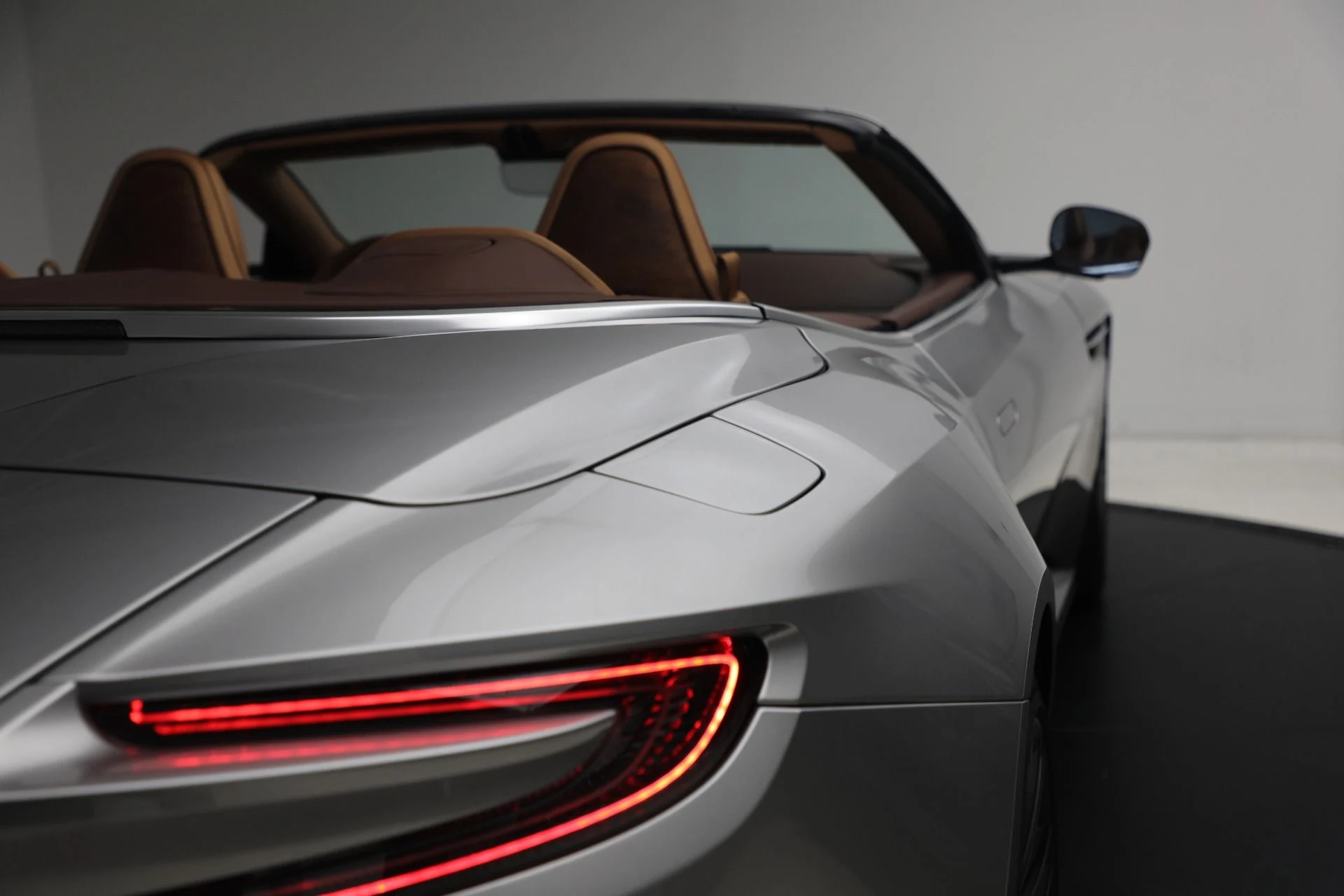 mph049_2143564449_Used_2024_Aston_Martin_DB_12_Volante_1792860584_4770ceb782