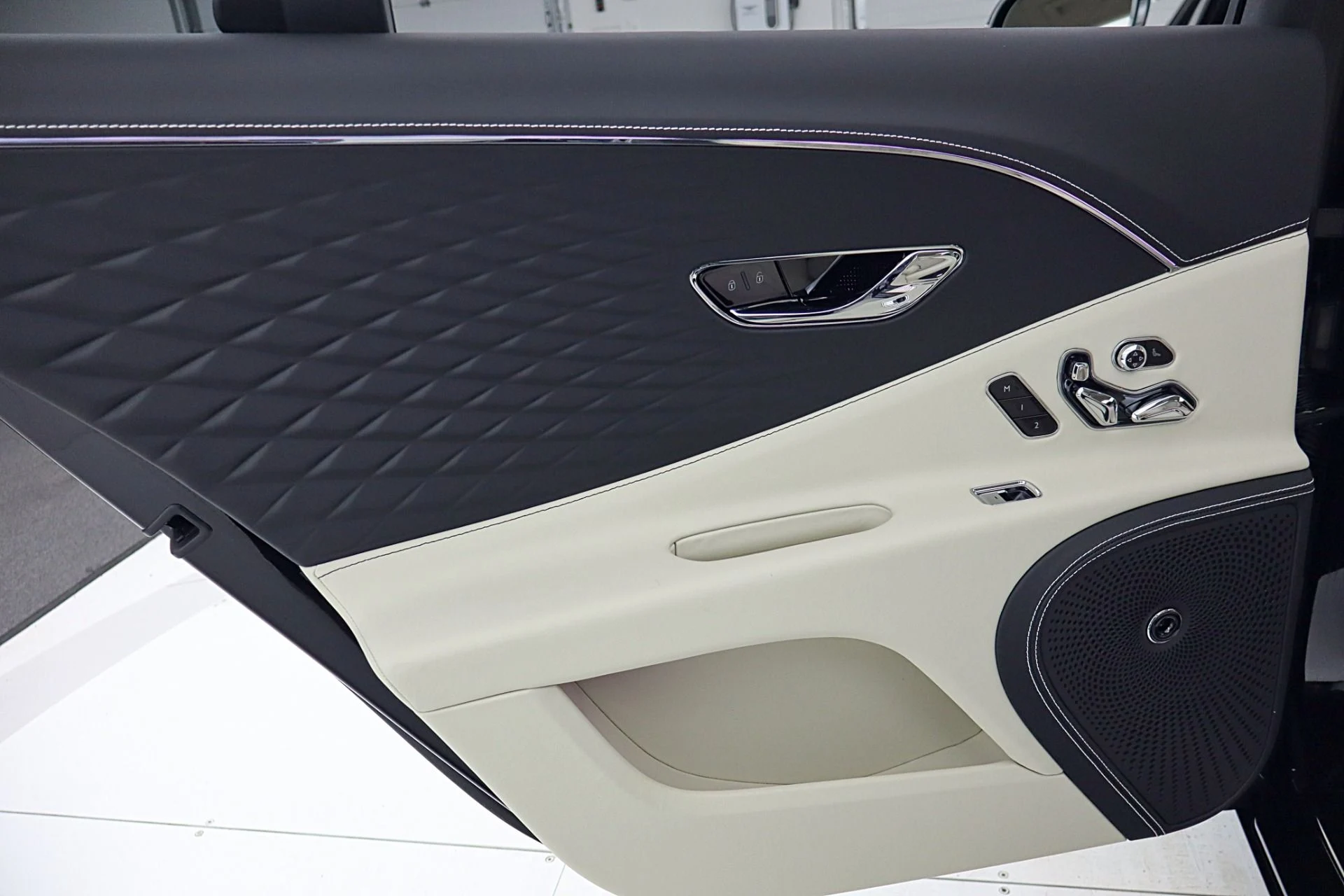 mph049_21470013_New_2026_BENTLEY_Flying_Spur_Azure_V8_872b8373c2