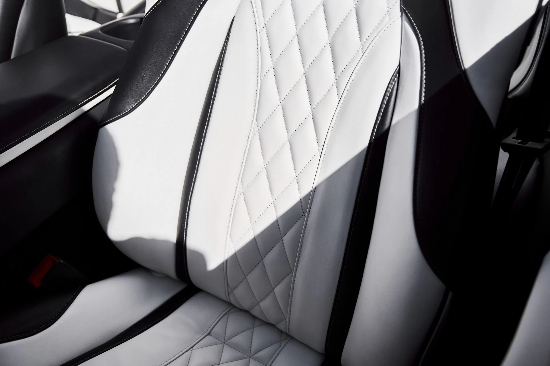 mph049_2234453809_Used_2017_Aston_Martin_Vanquish_Volante_1773797527_3c617f617e