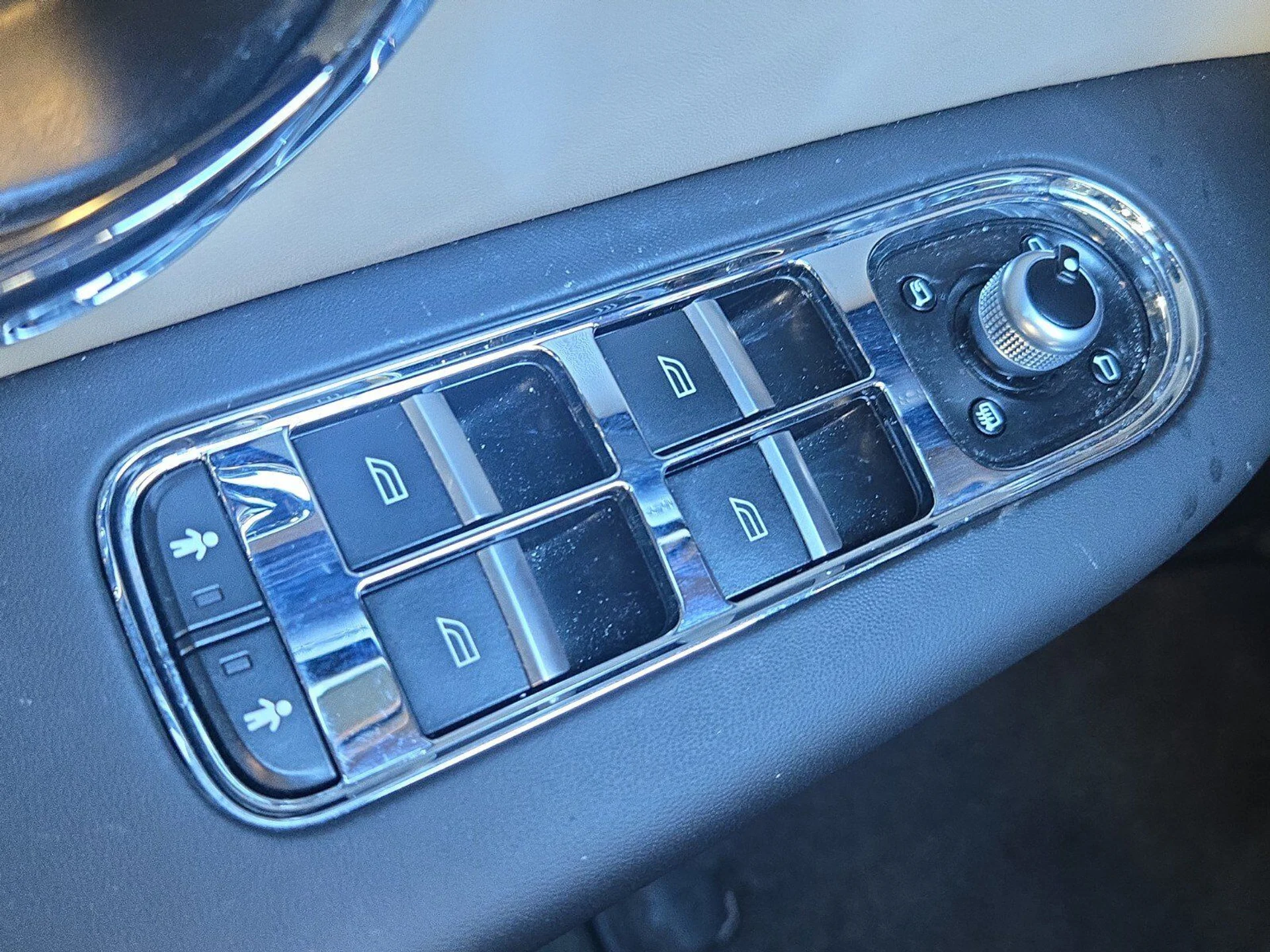 mph049_2283442341_5bd330efd7abb5f0ba5f5a01e67f4229x_fb48353757