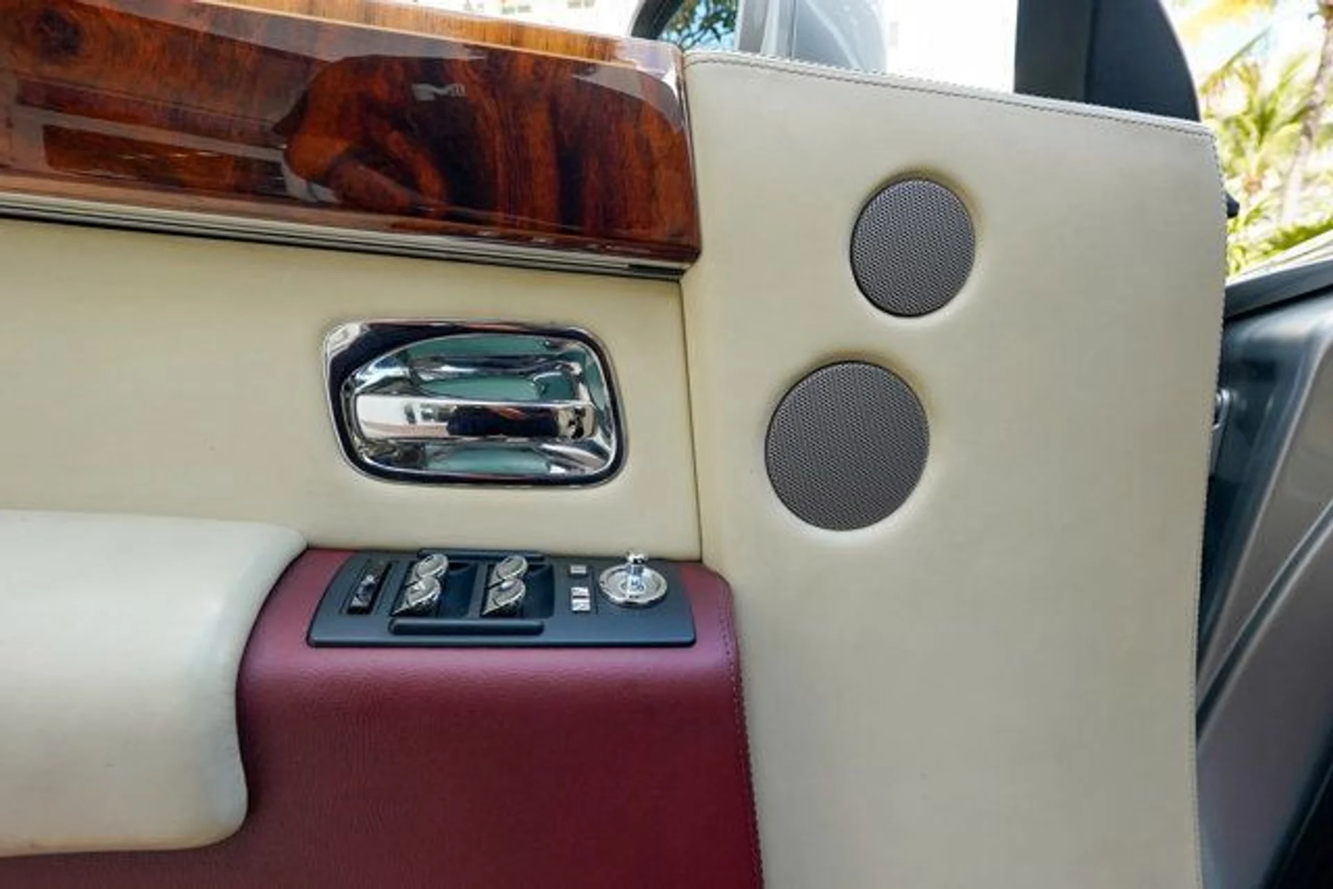 mph049_2380878608_22948076_50_640_ff80db2a92