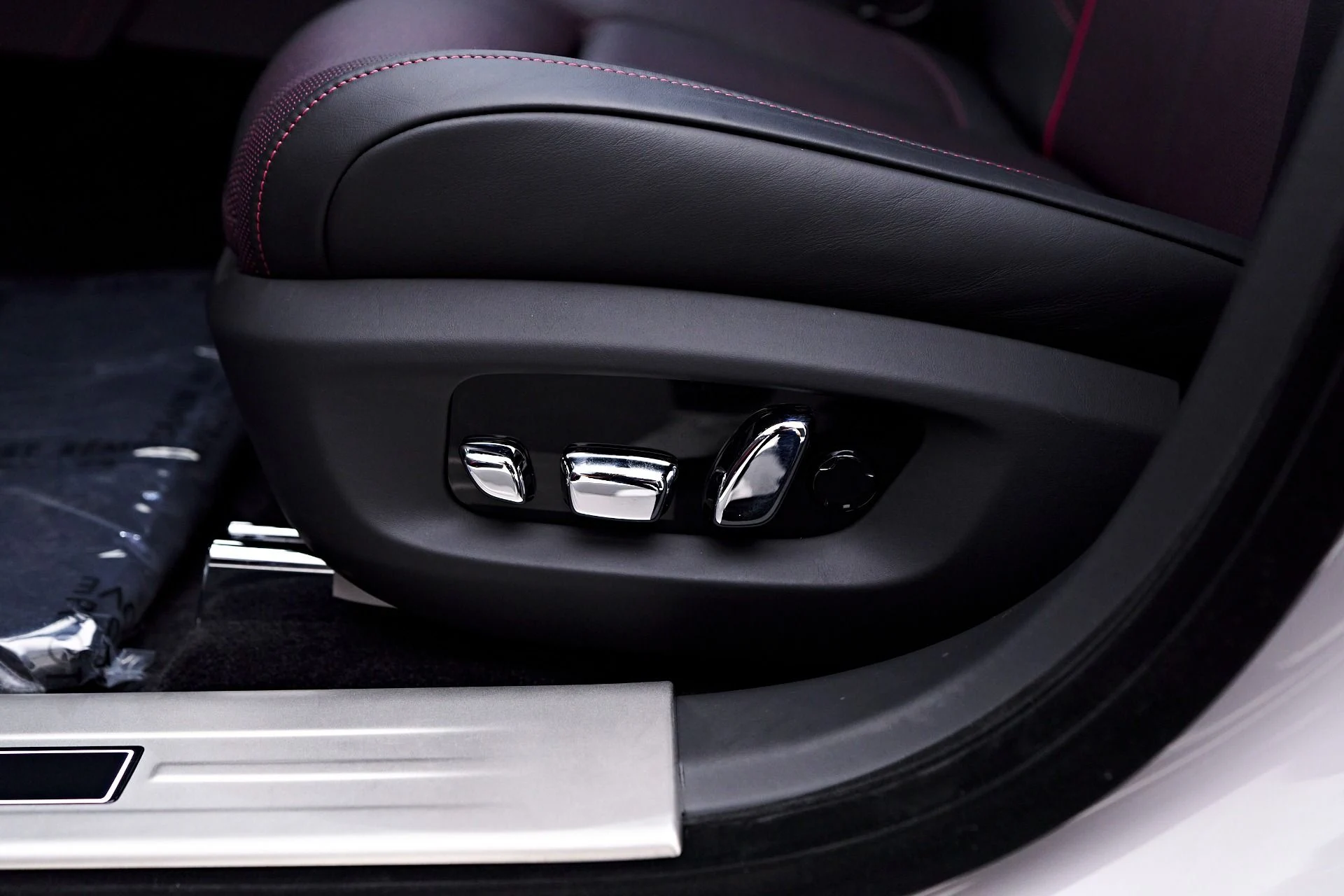 mph049_2407864675_Used_2024_Rolls_Royce_Ghost_Base_1750545553_ed1a0f38e7