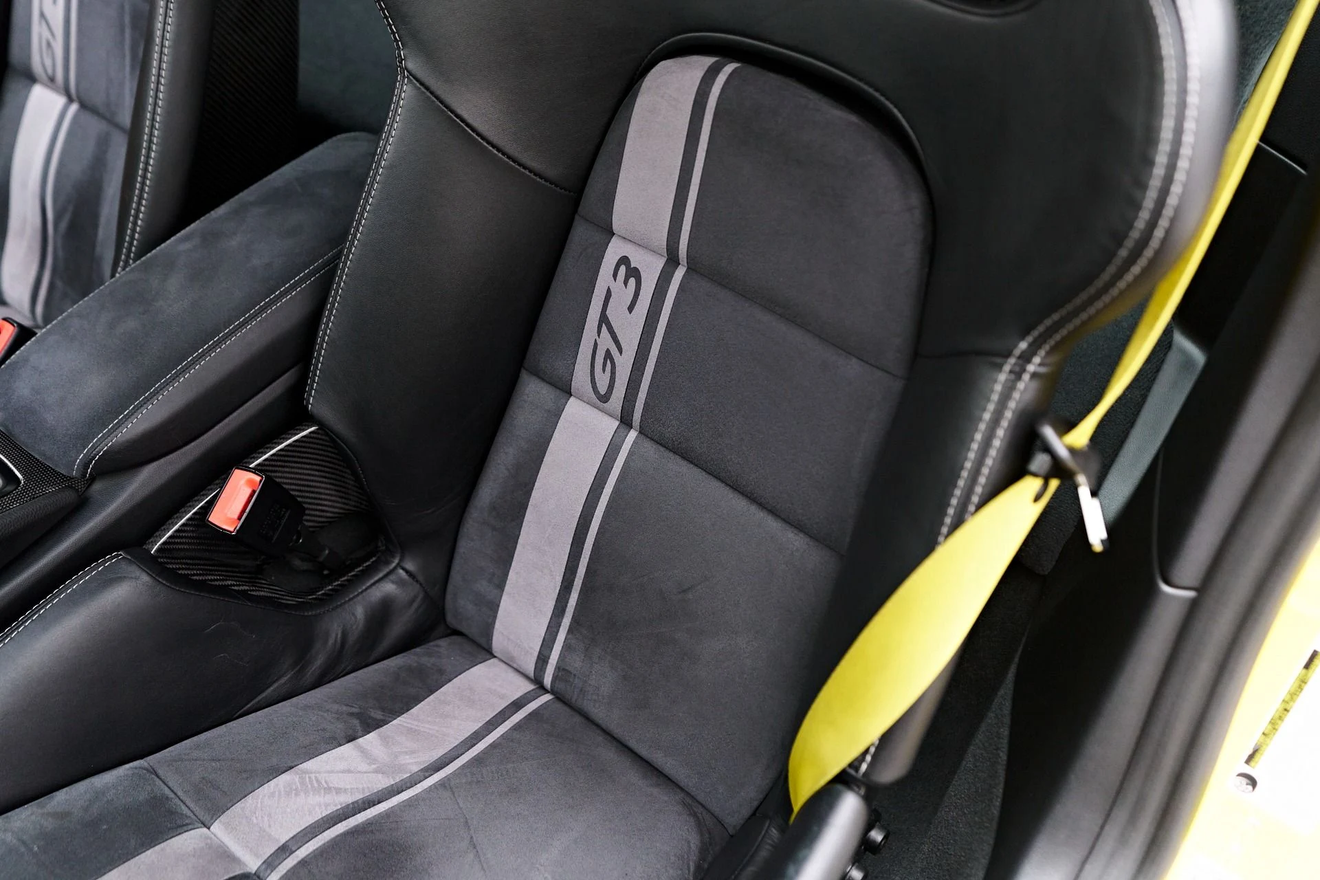 mph049_246246502_Used_2018_Porsche_911_GT_3_1755896693_19a6d1f345