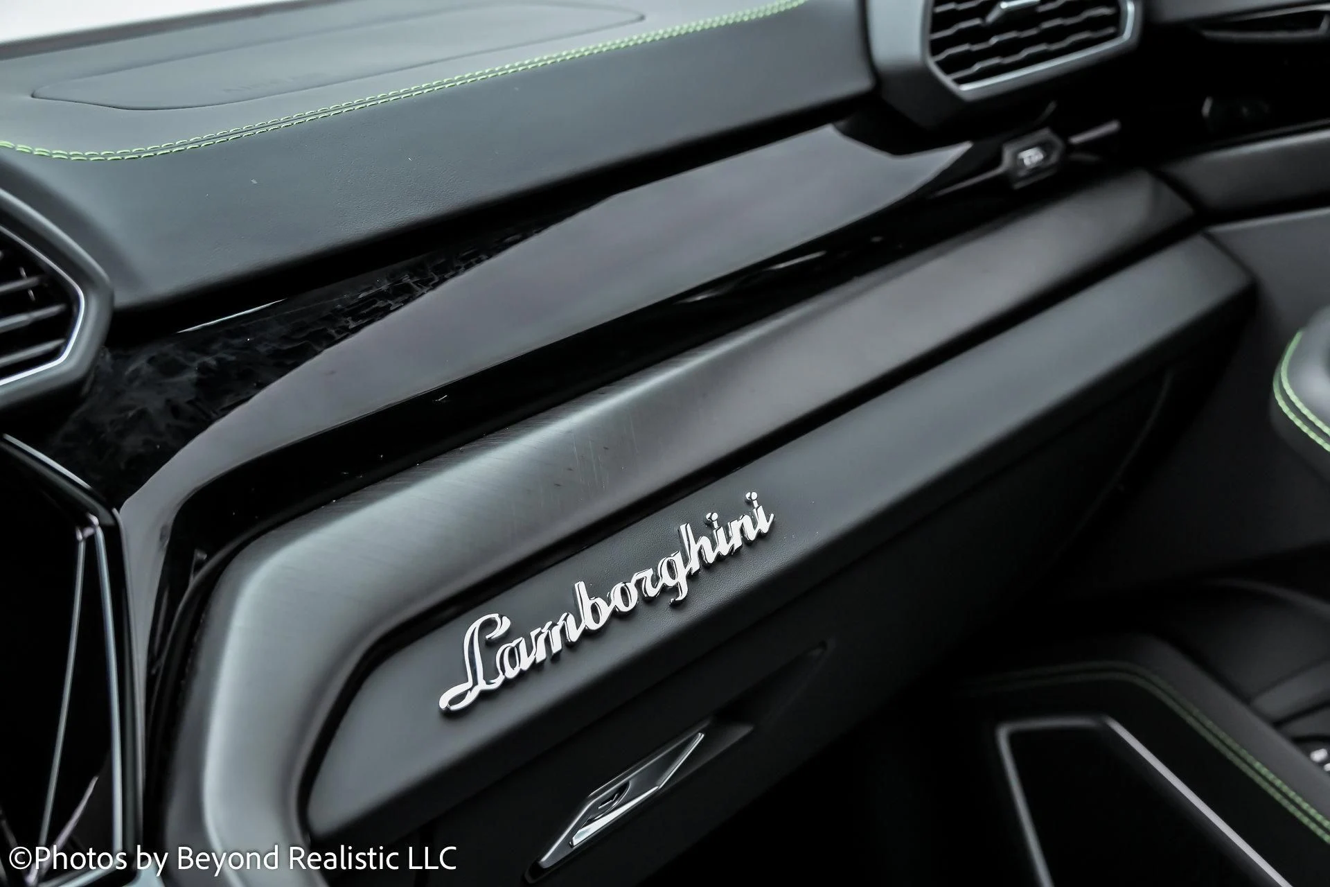 mph049_2529029686_Used_2024_Lamborghini_Urus_S_1766655603_ad8a60e64a