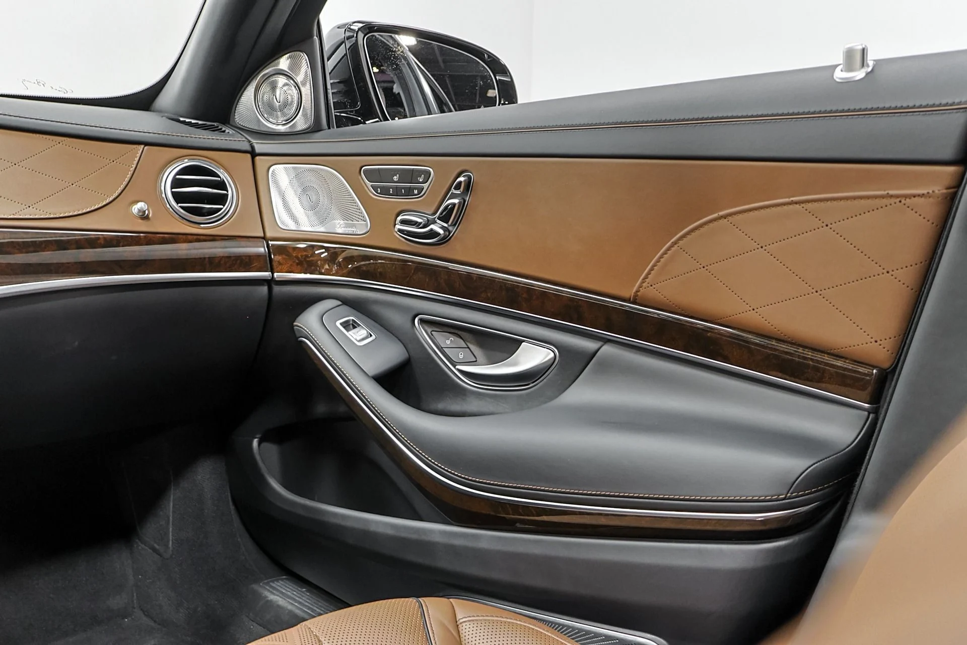 mph049_2539696806_Used_2019_Mercedes_Benz_S_Class_Maybach_S_560_4_MATIC_1761681414_8e8c941712