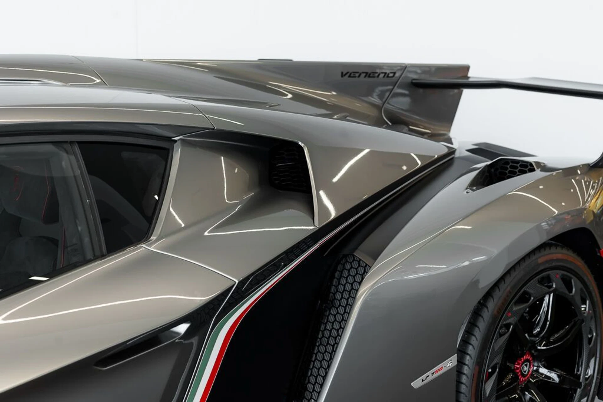 mph049_2542377918_lamborghini_veneno_2014_jpg_v_1779988126_a1e7b92b5b