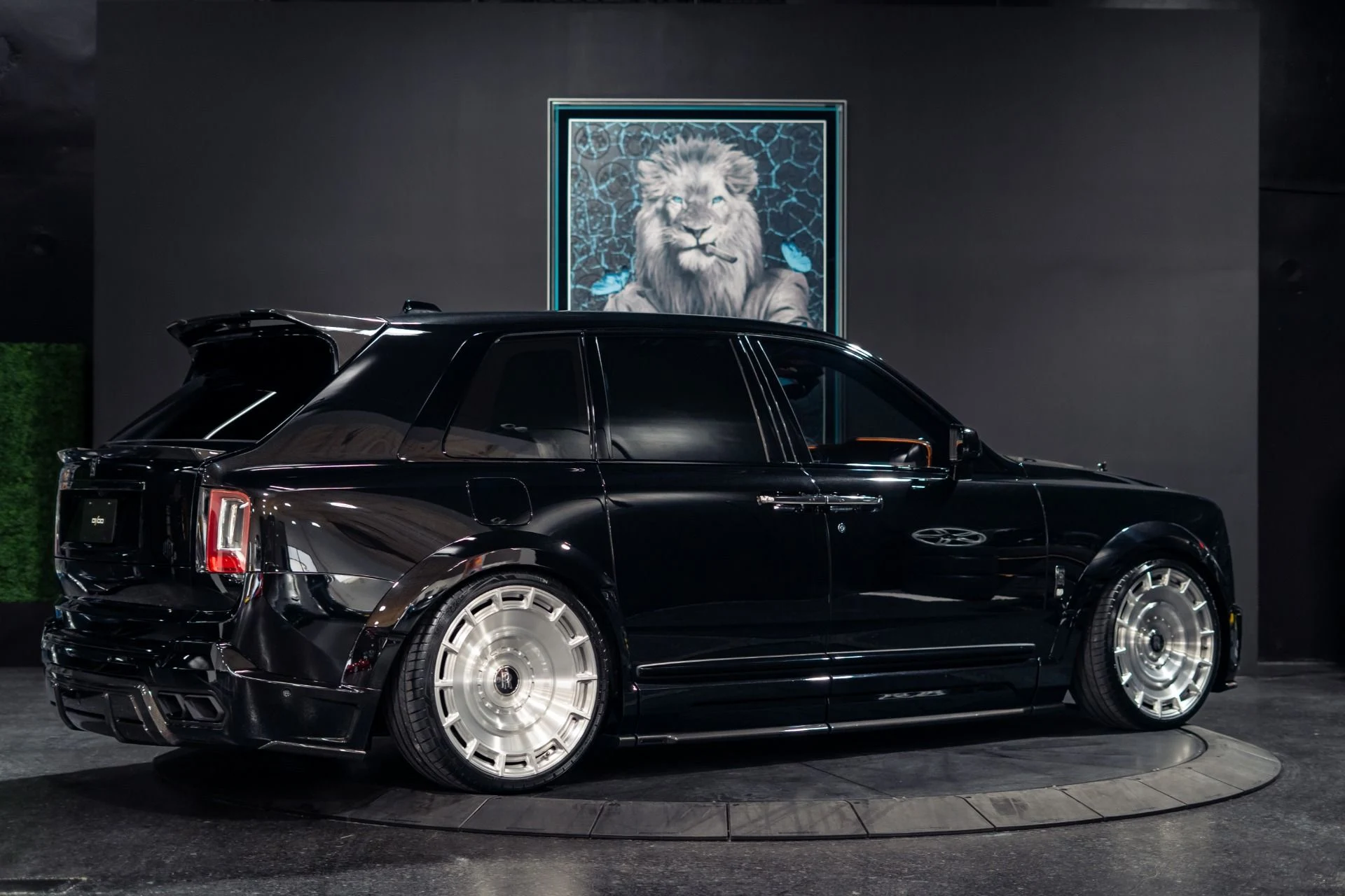mph049_255108894_Used_2022_Rolls_Royce_Black_Badge_Cullinan_500_K_MSRP_Urban_Widebody_Body_1783997943_1d60bc4166