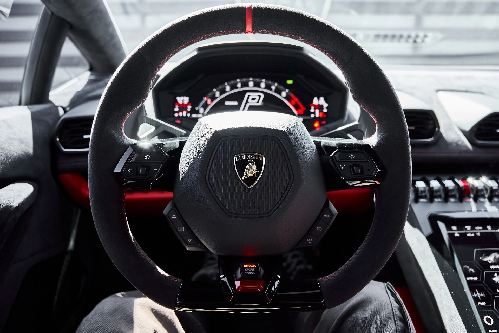 mph049_2553349194_Used_2023_Lamborghini_Huracan_1778117647_f1e3fec3ea