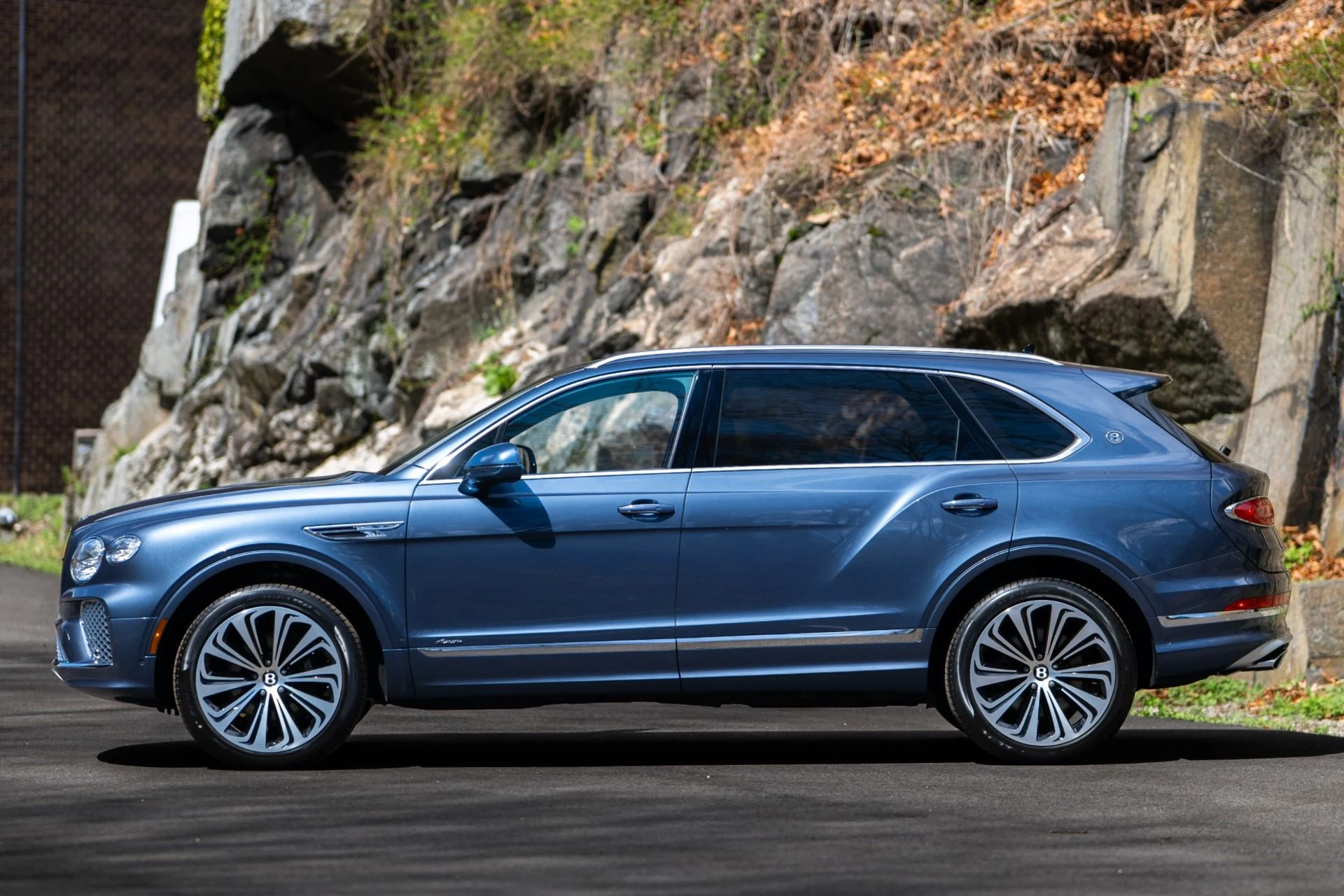 mph049_2574579515_Used_2025_Bentley_Bentayga_EWB_Azure_V8_1761149481_5d0953b5ba