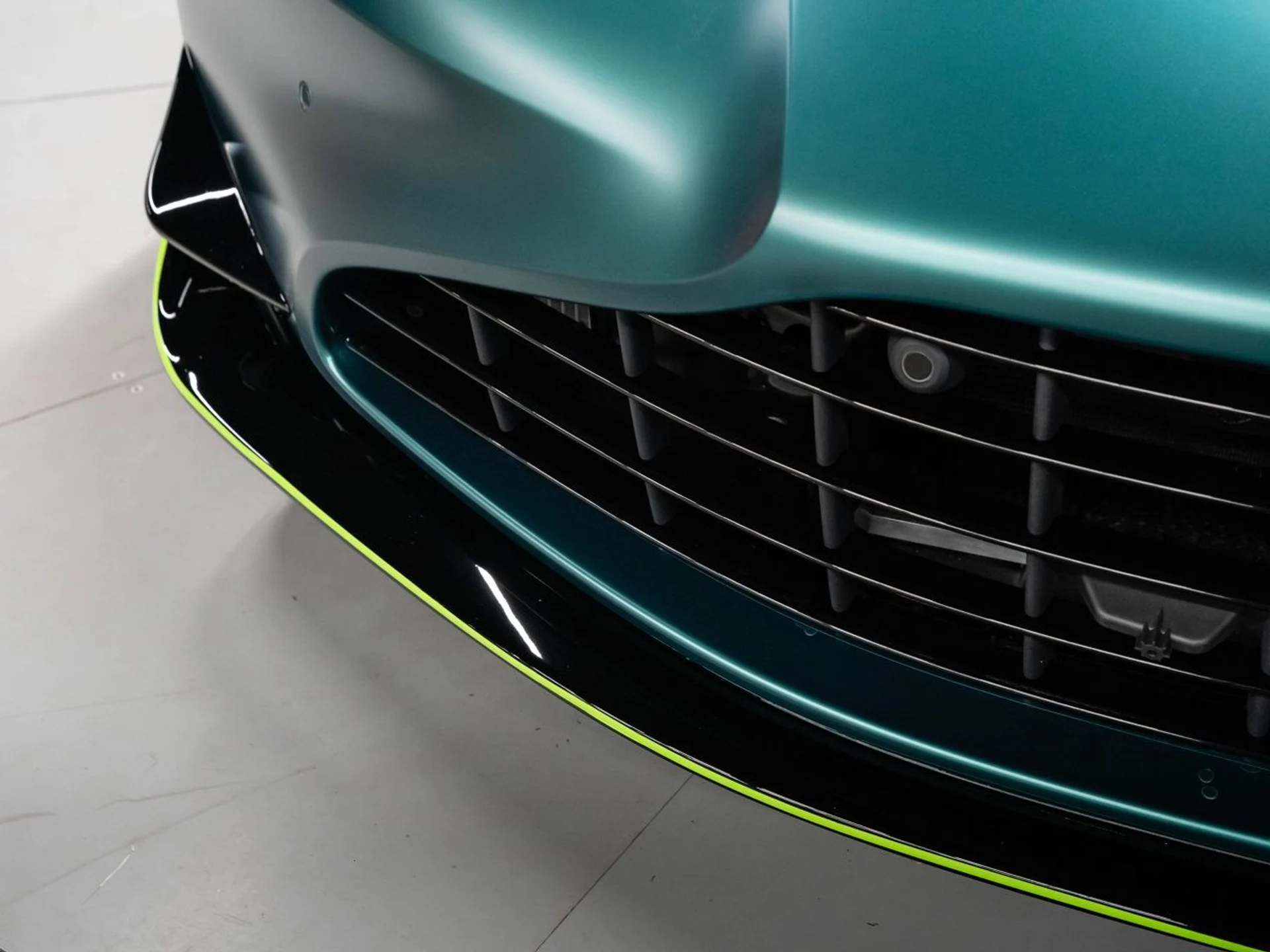 mph049_2602768942_aston_martin_vantage_2023_333a352be4