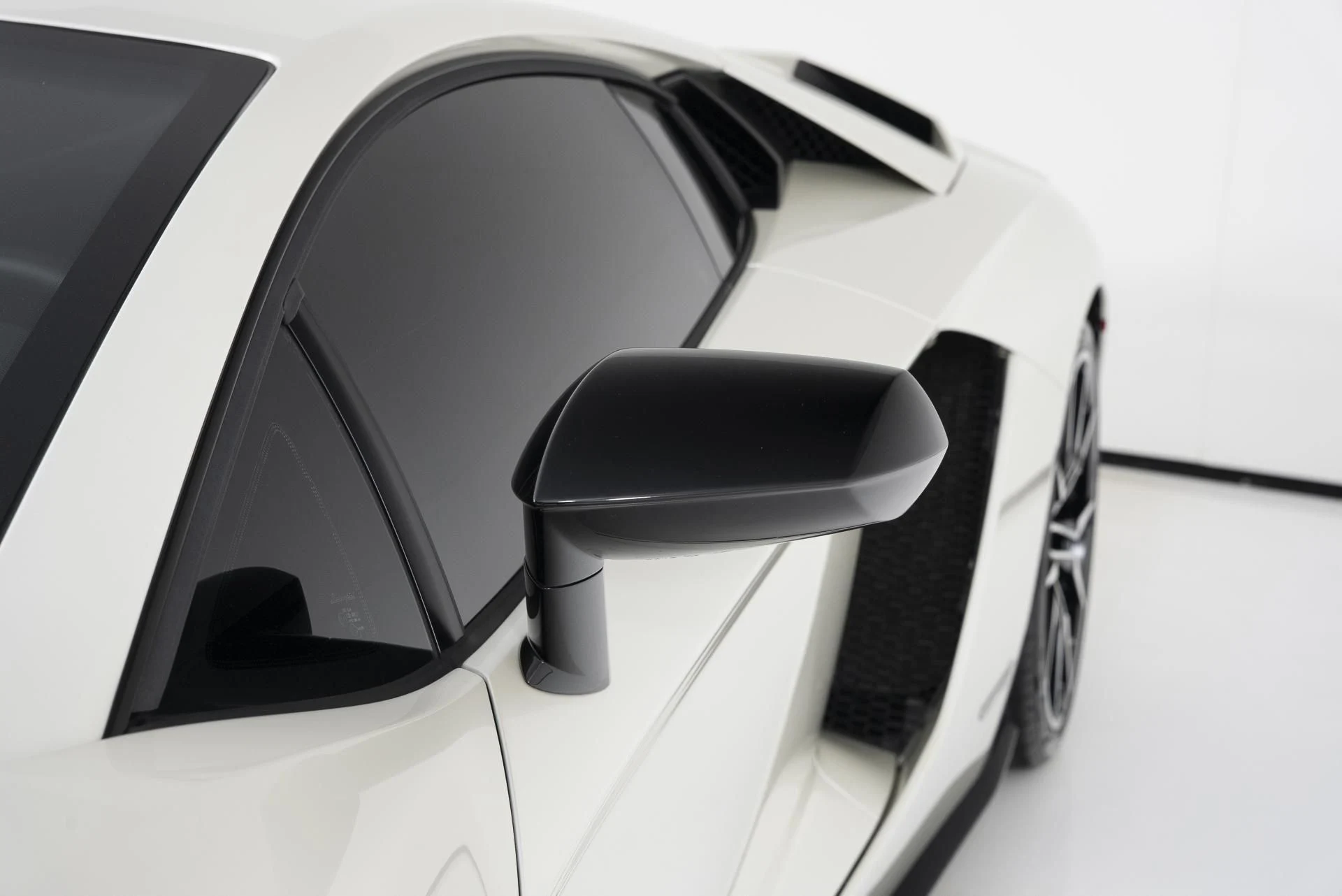 mph049_2646936420_Used_2018_Lamborghini_Aventador_LP_740_4_S_1752175810_7a9e6d2756