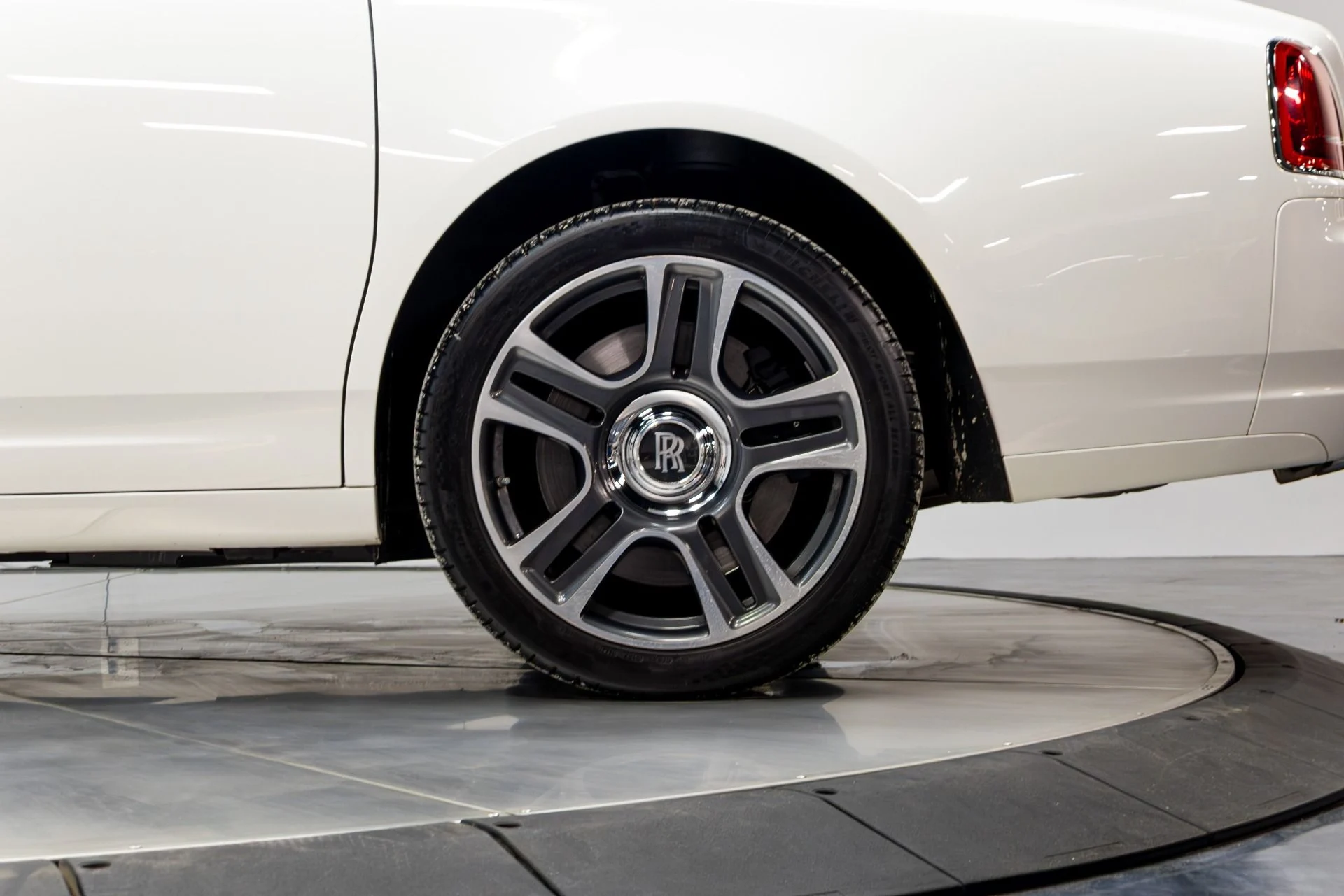 mph049_266780124_Used_2017_Rolls_Royce_Ghost_1774888920_dd72954fb0