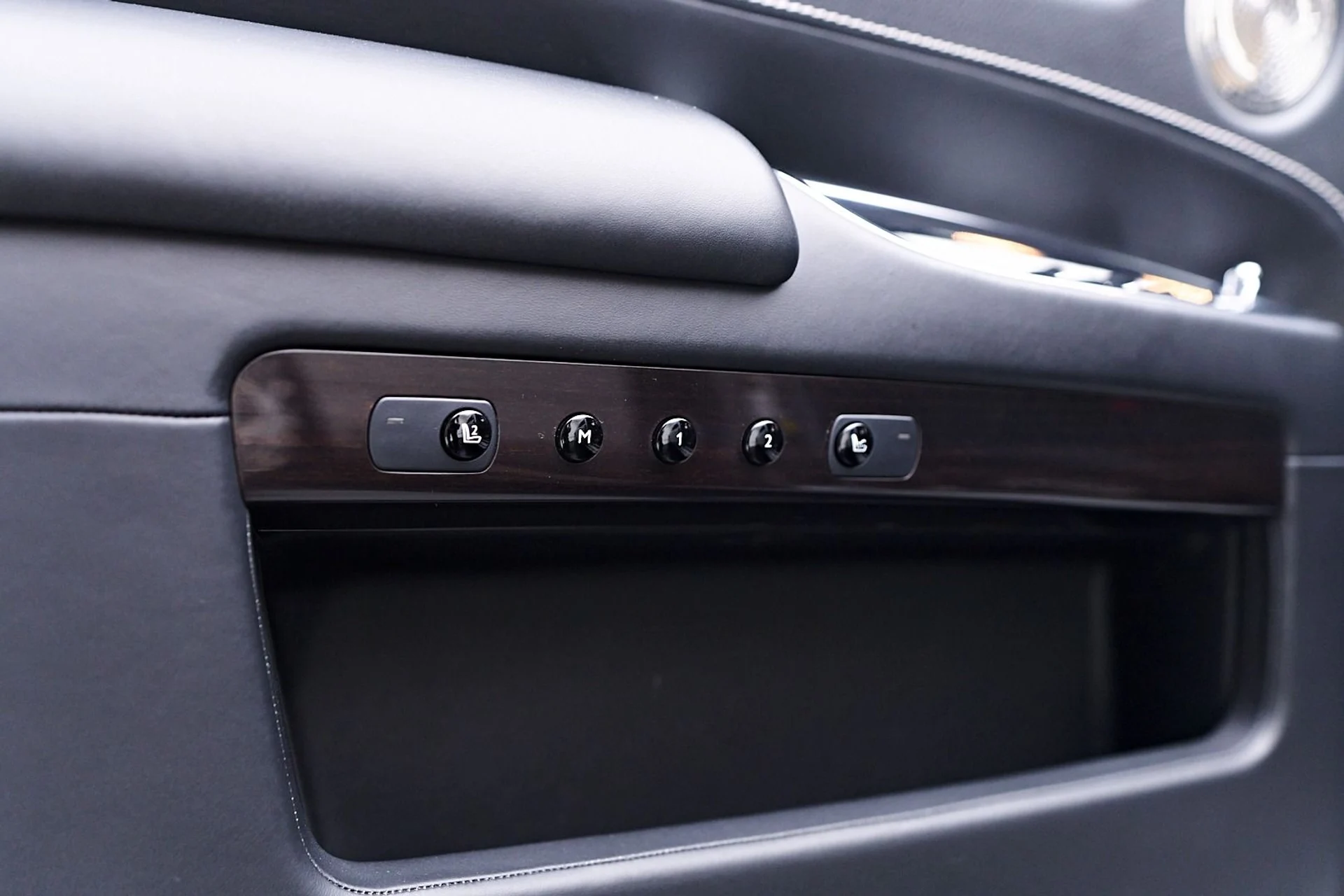 mph049_2687851749_Used_2019_Rolls_Royce_Ghost_Base_1744847276_cd24954188