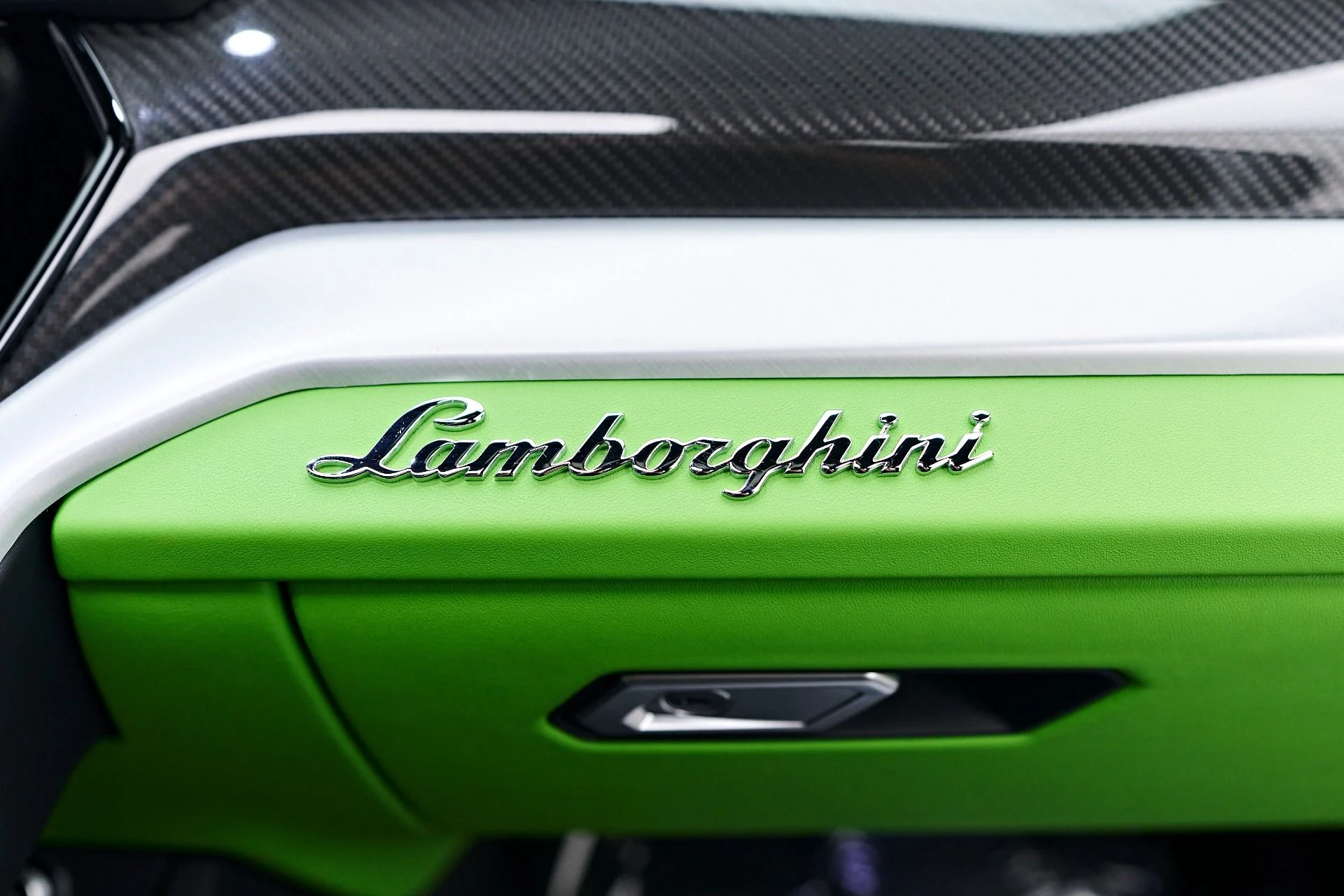 mph049_2721390777_Used_2022_Lamborghini_Urus_Base_1758404821_bec4c37732