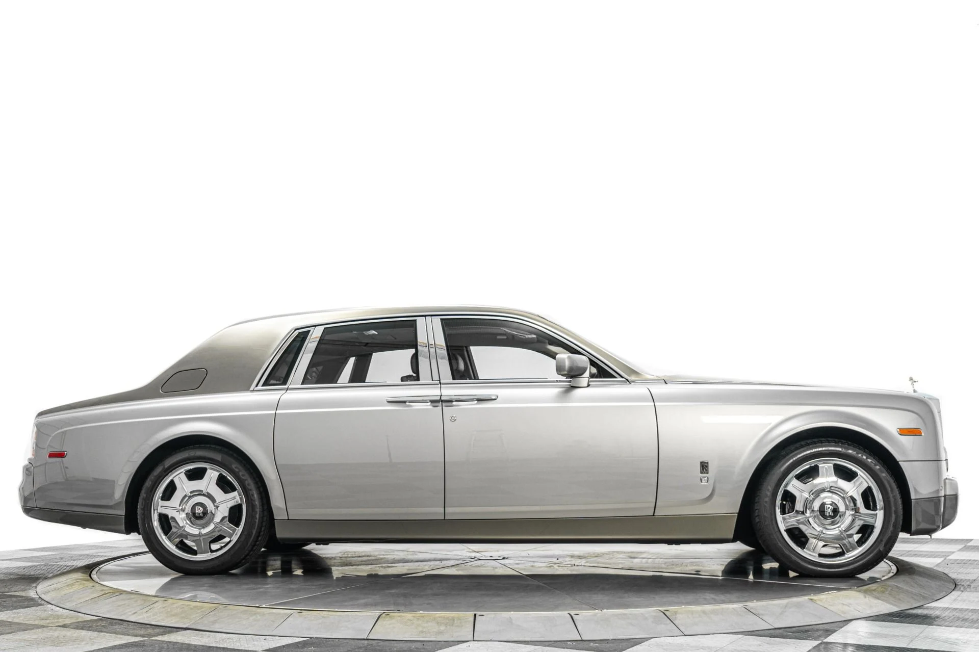 mph049_2834874000_Used_2007_Rolls_Royce_Phantom_Two_Tone_Exterior_and_Interior_Chromed_Wheels_1782334529_4293146327